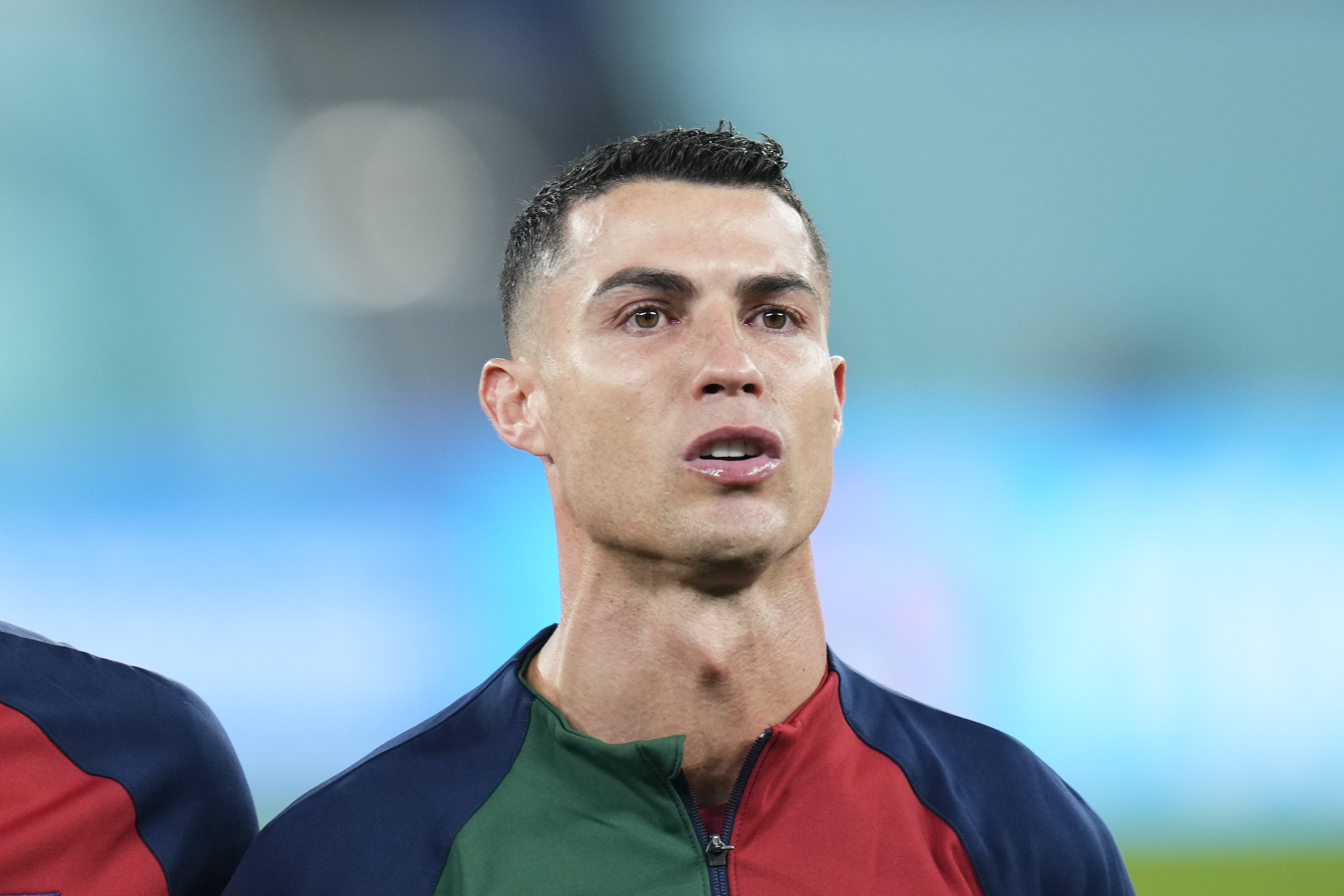 Cristiano Ronaldo pregătit de acțiune pe terenul de fotbal. Fundal