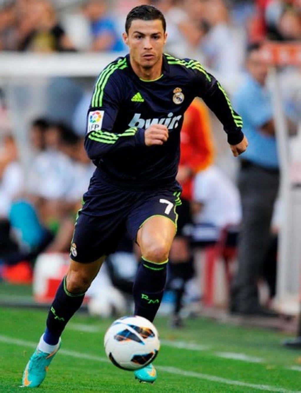 Cristiano Ronaldo preia controlul jocului. Fundal