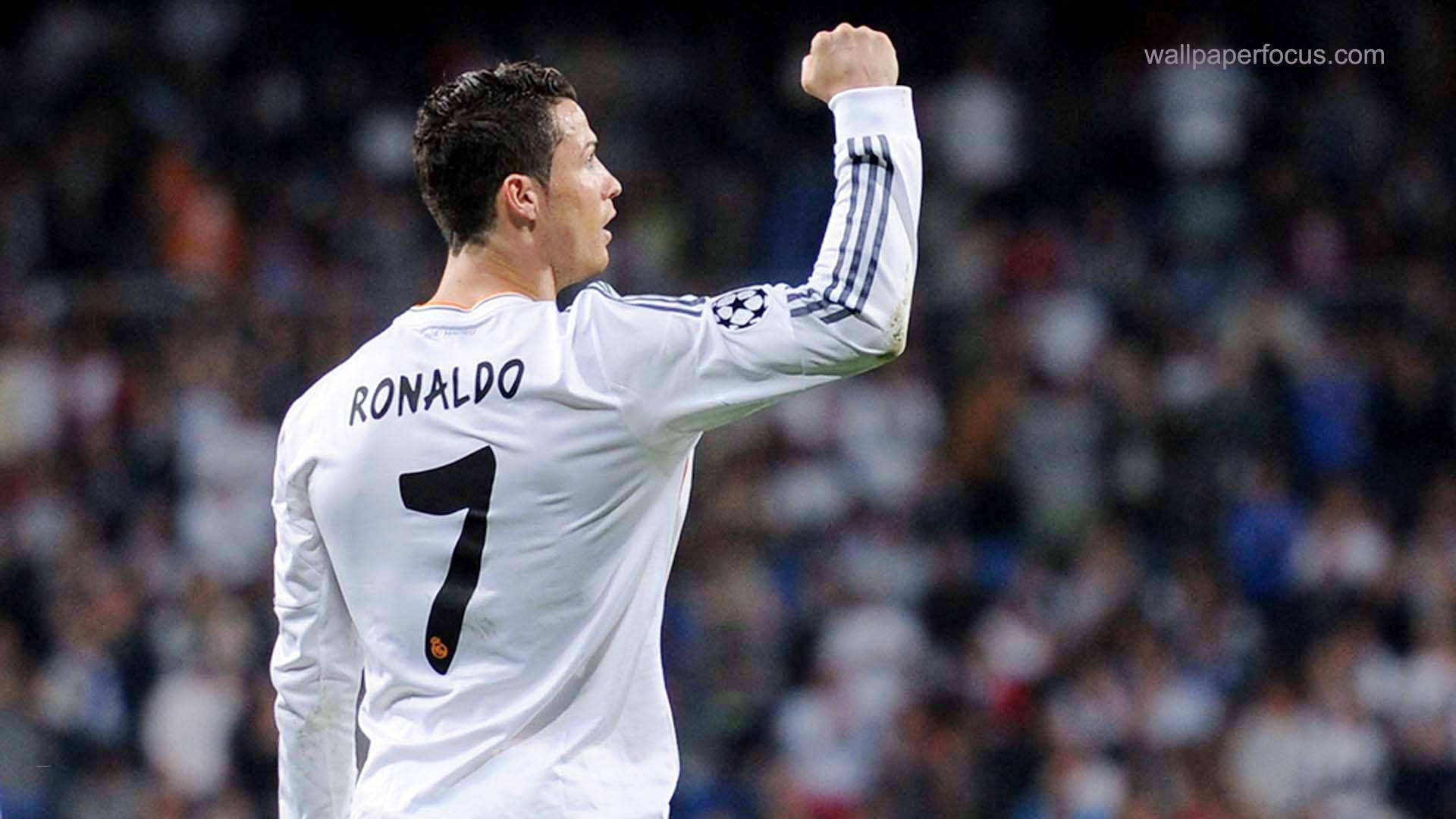 Cristiano Ronaldo sărbătorește un gol. Fundal