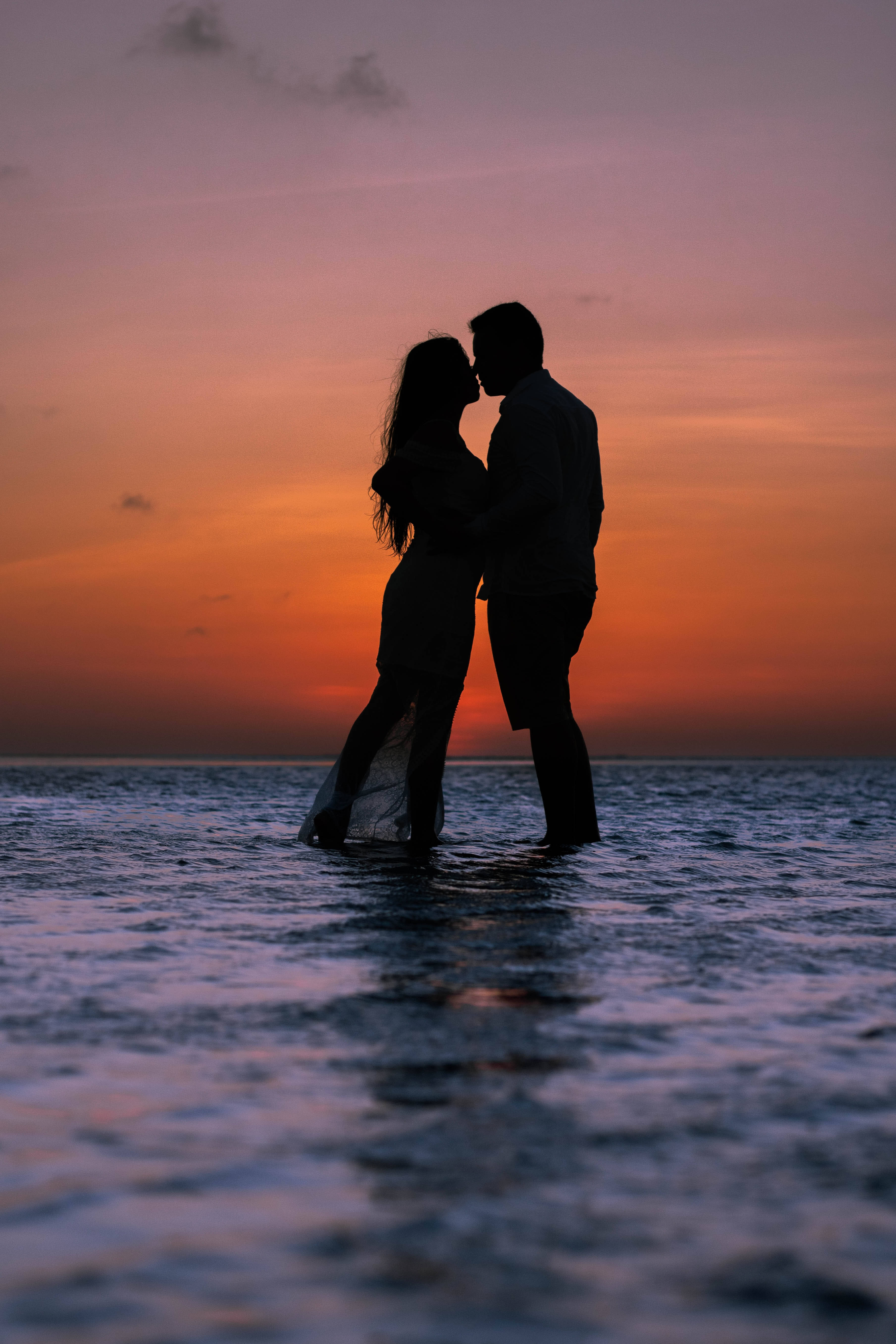 Cuplu romantic la apus pe ocean Fundal