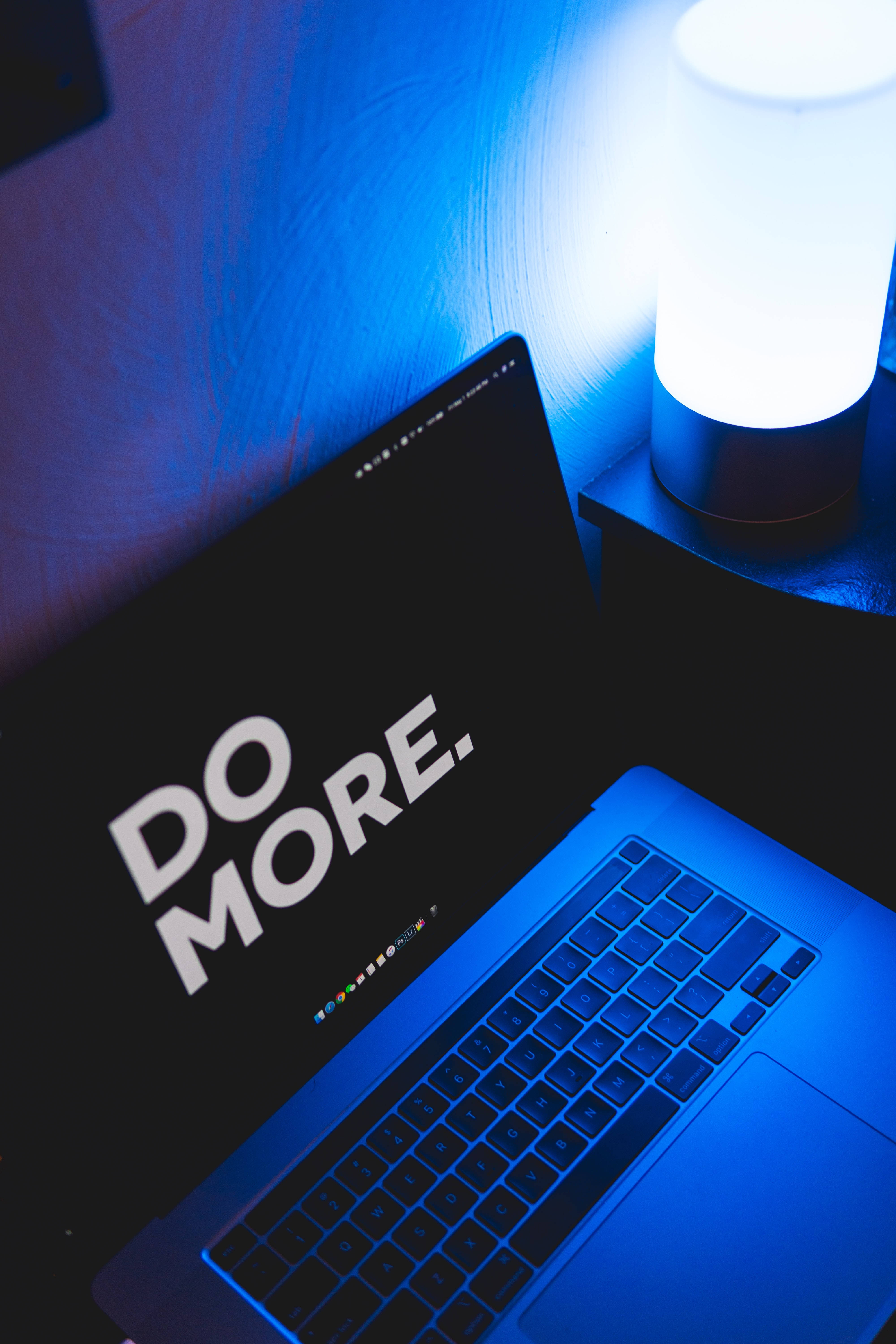 Cuvinte Motivaționale Pe Ecranul MacBook-ului Fundal