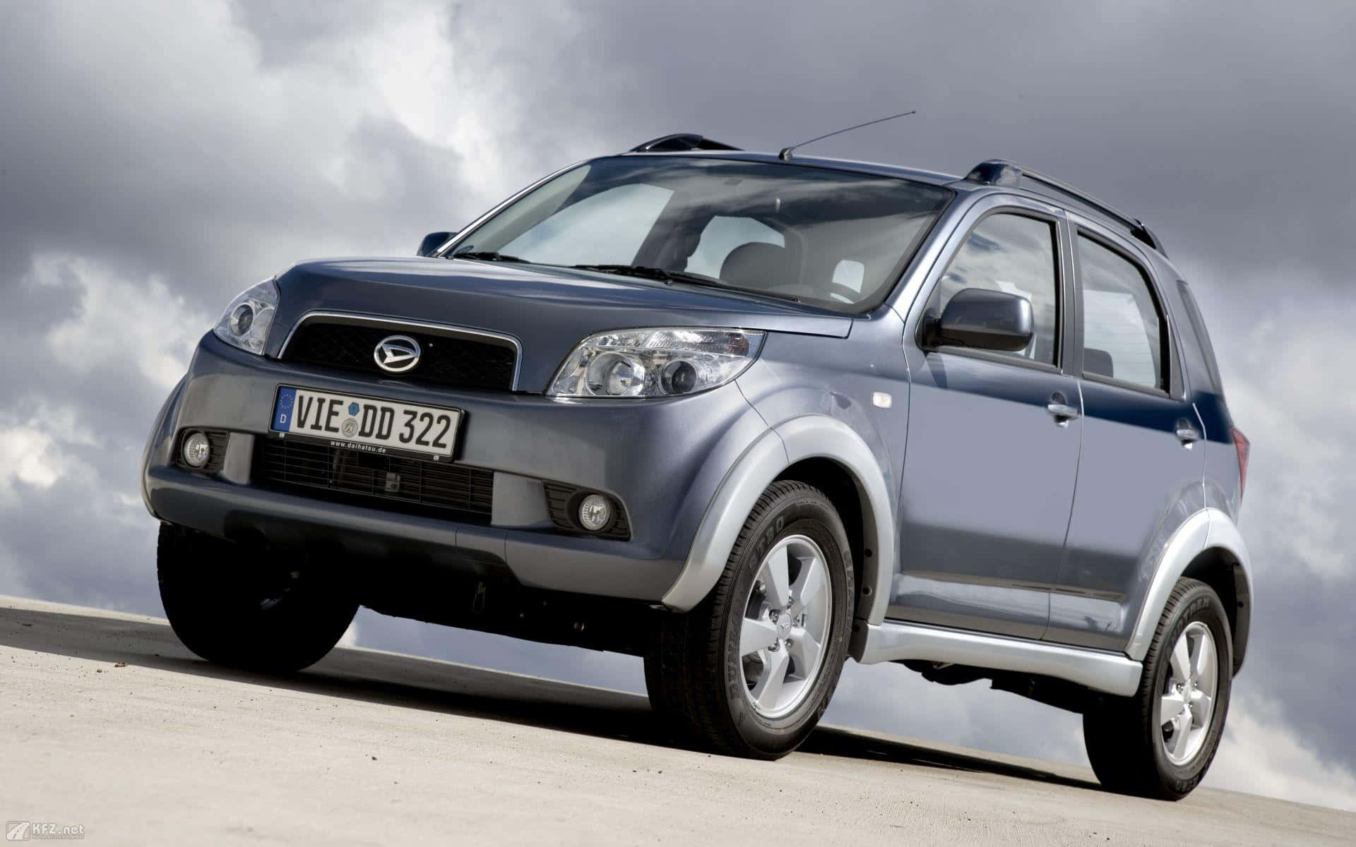 Daihatsu Elegant și Stilat pe Drum Fundal