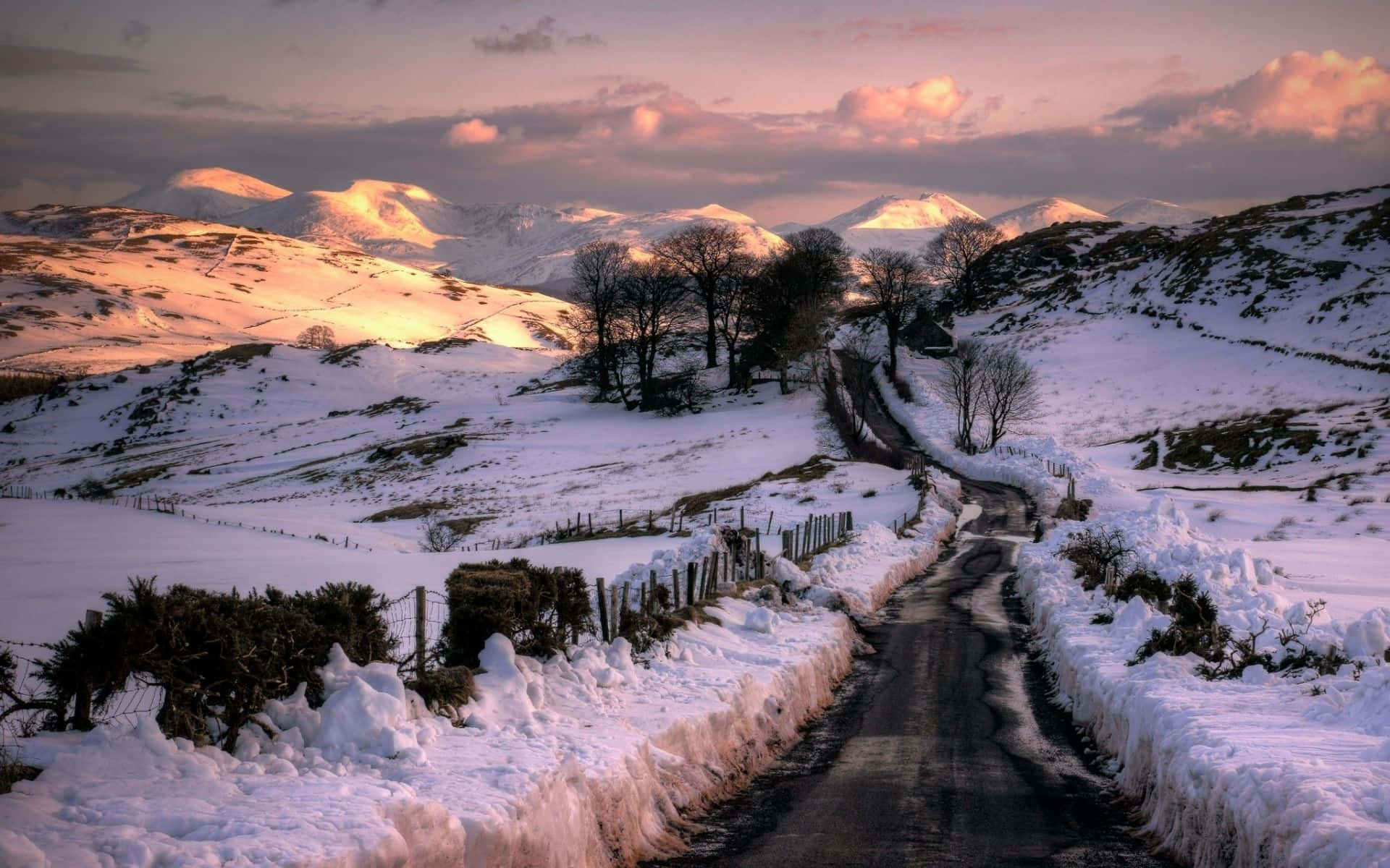 Dangerous Icy Road during winter Fundal