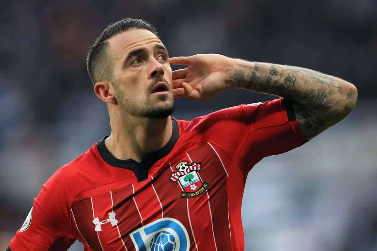 Danny Ings ascultă cu mâna la ureche Fundal