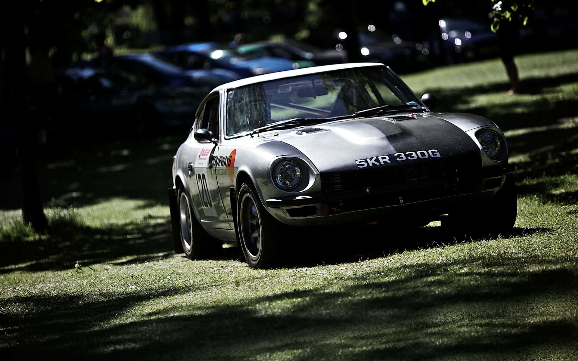 Datsun Clasic Accelerând pe Drum Deschis Fundal