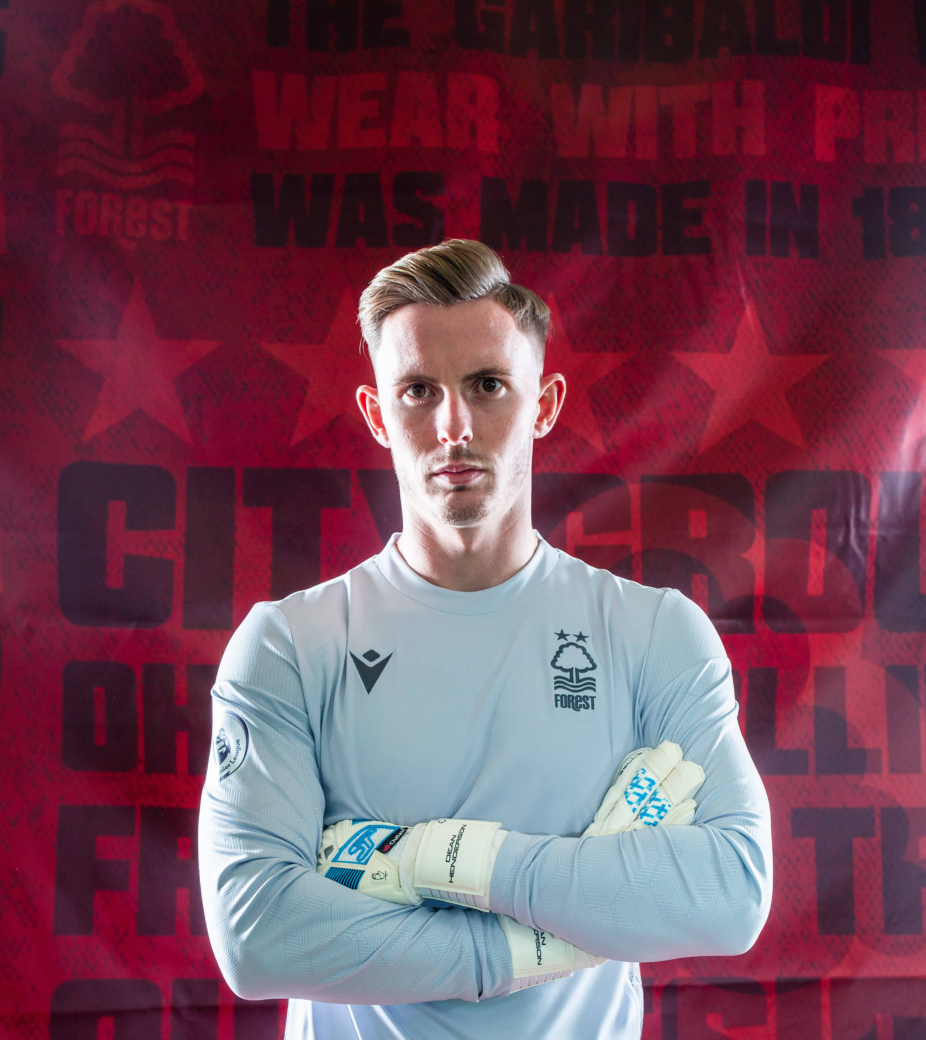 Dean Henderson cu brațele încrucișate Fundal
