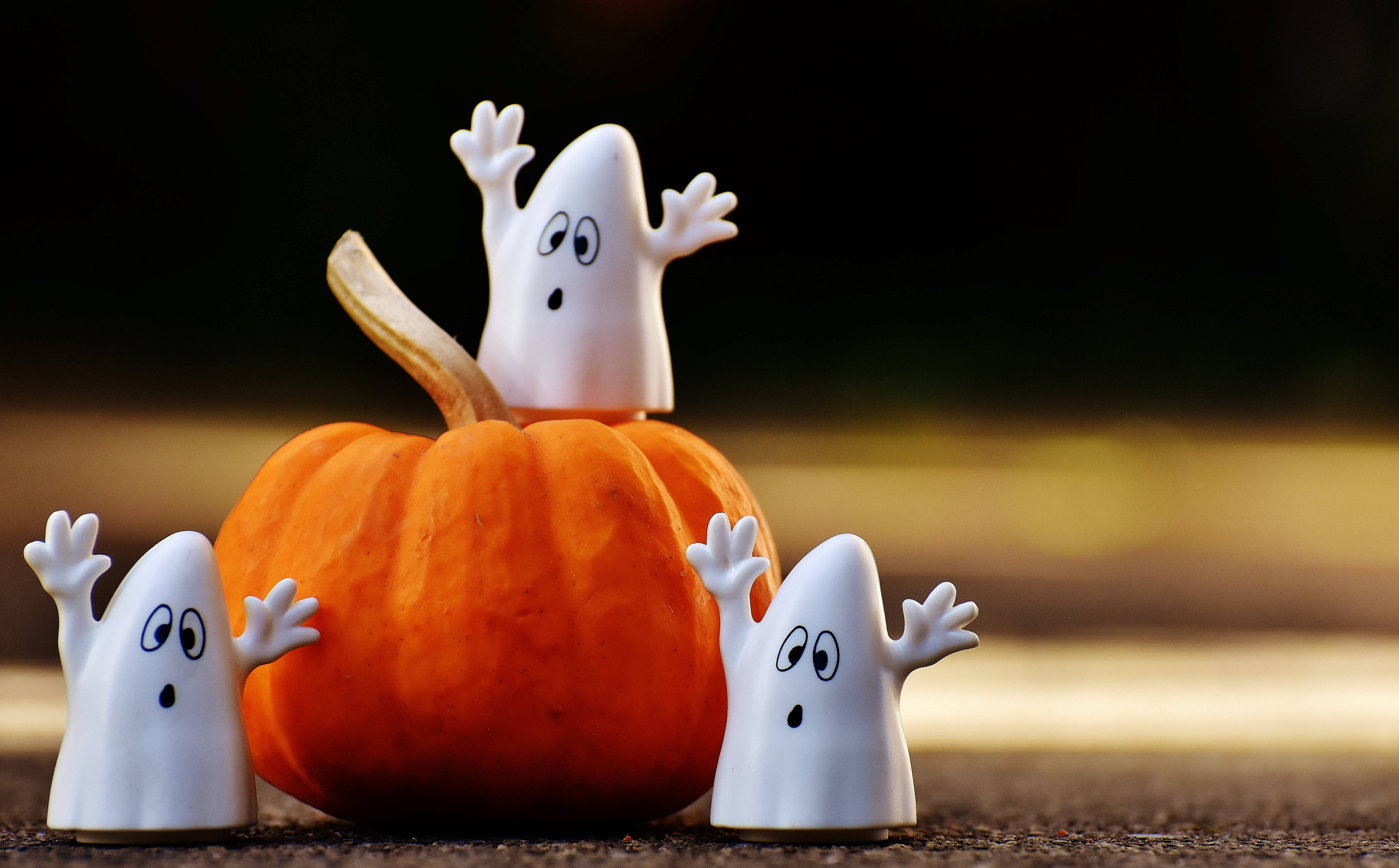 Decor drăguț de Halloween cu fantome albe Fundal