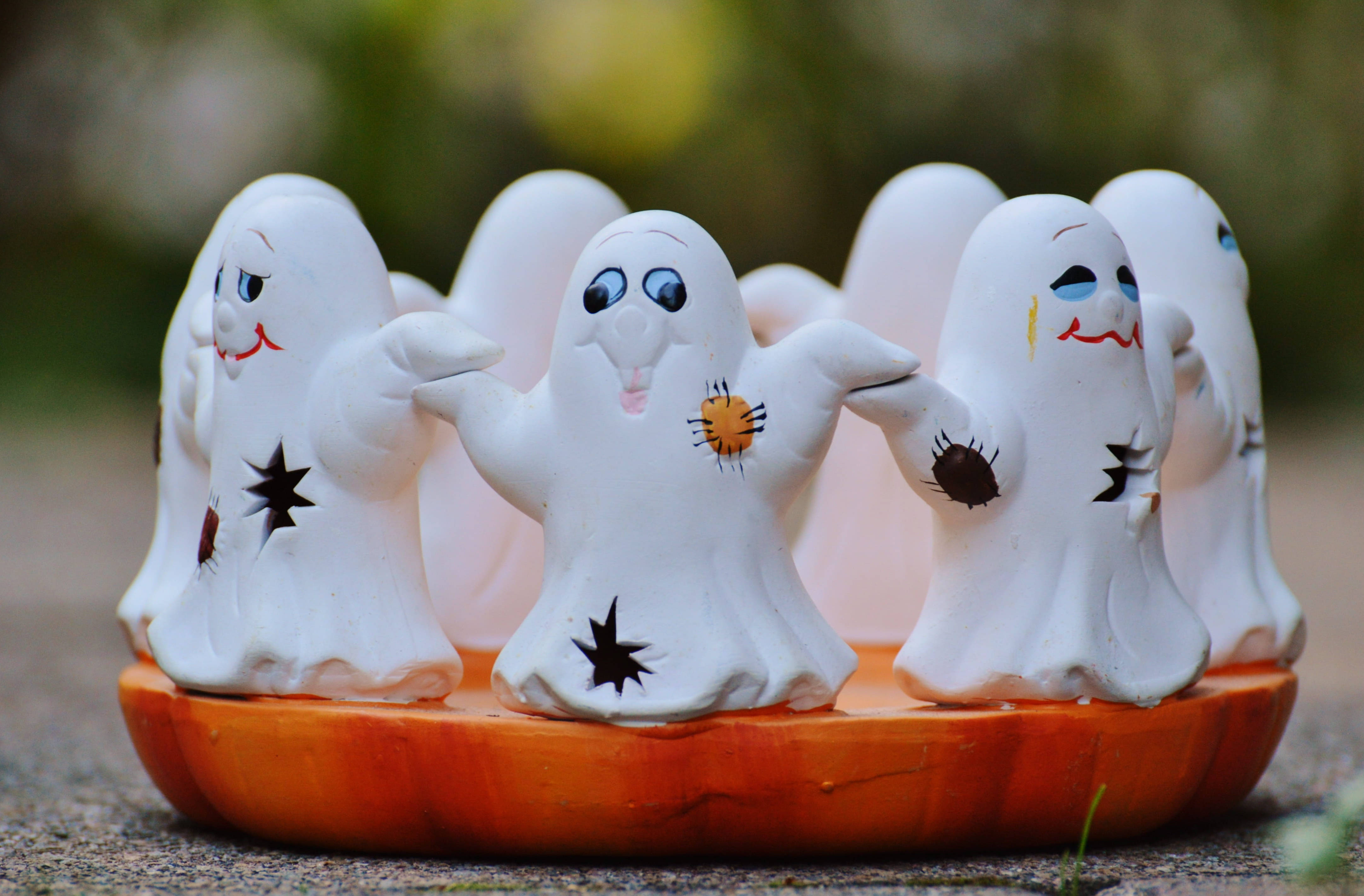 Decor drăguț de Halloween cu fantomă albă Fundal