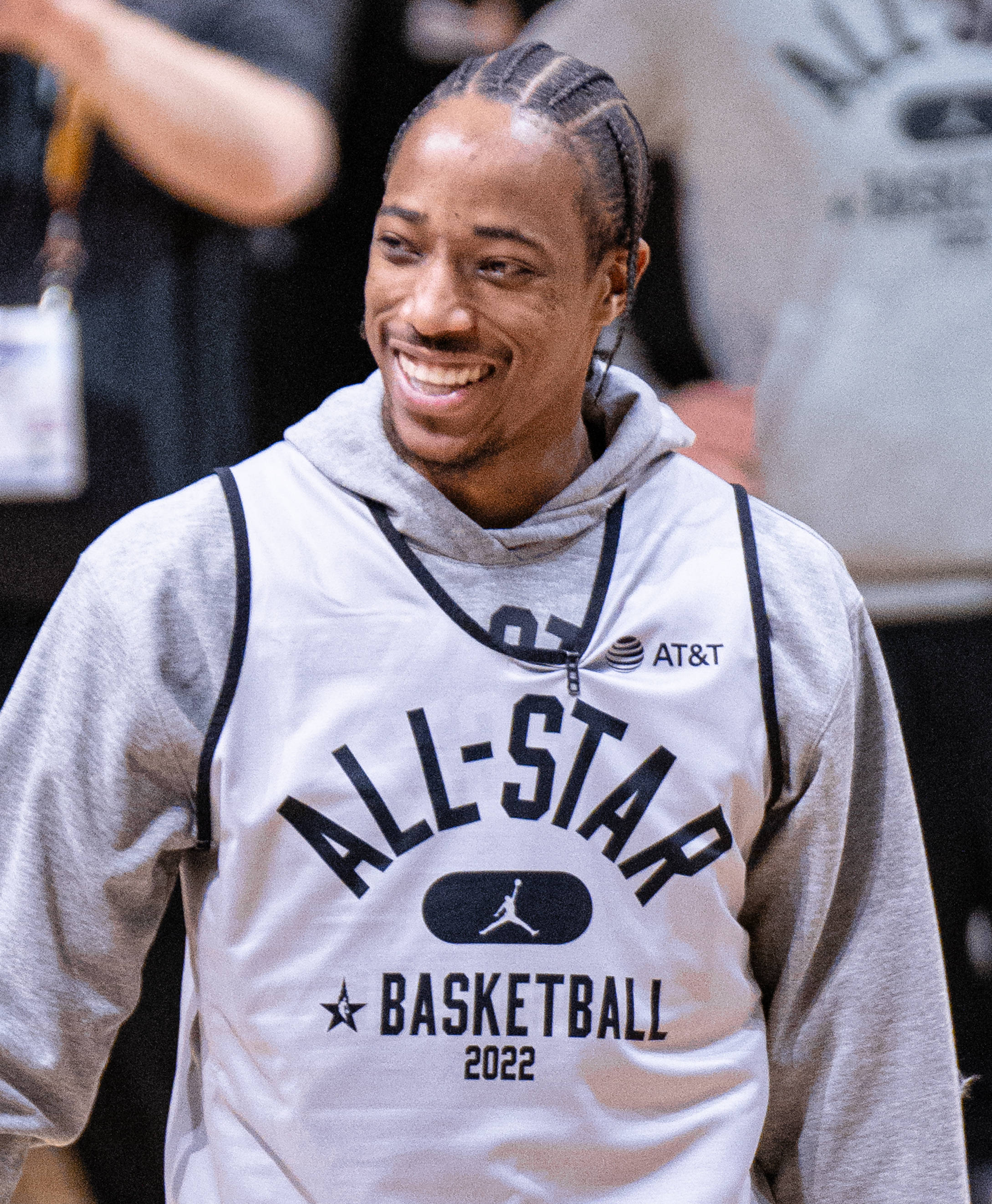 Demar Derozan zâmbind cu părul împletit Fundal
