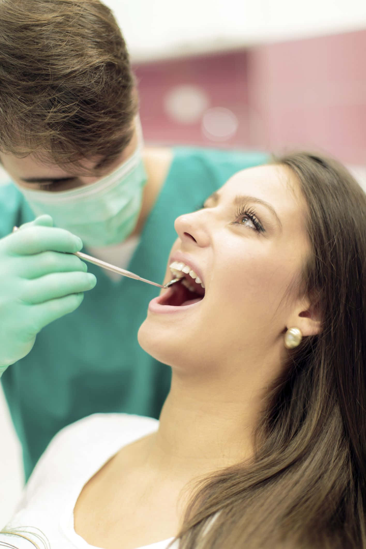 Dentist examinând pacientul cu instrumente dentare Fundal