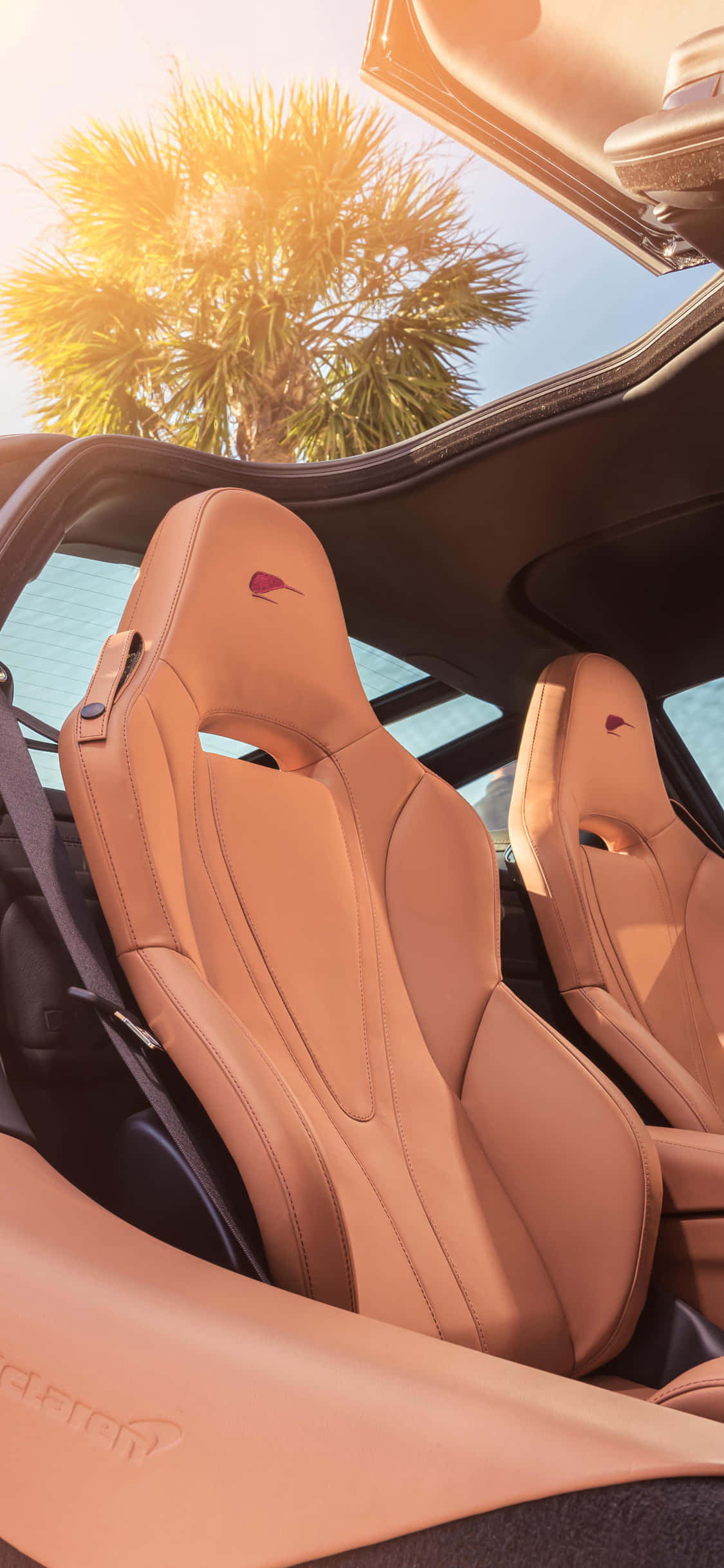 "Descoperă Stil și Putere cu iPhone Xs McLaren 720s" Fundal