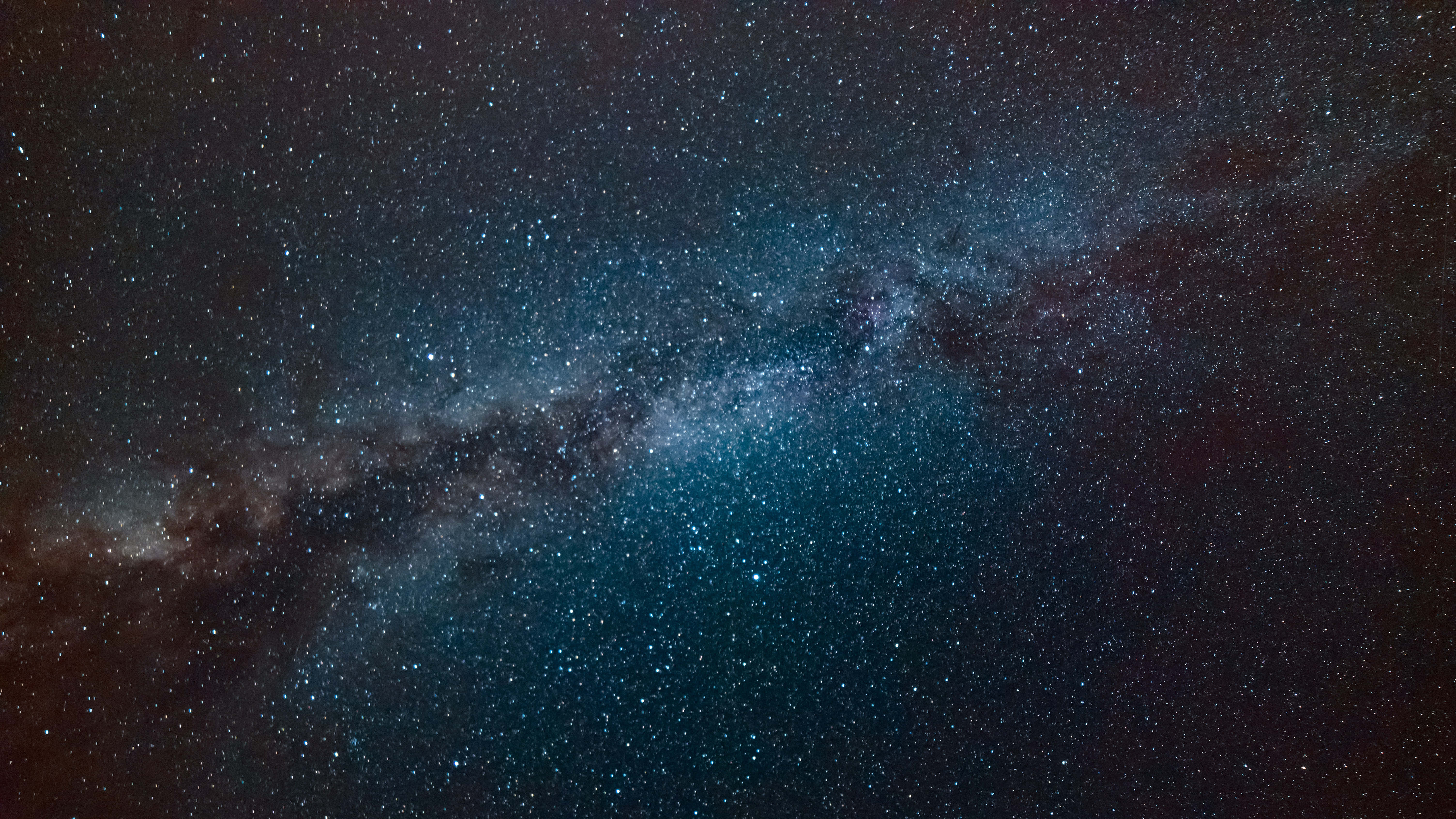 Dezvăluind secretele universului cu Cosmic Fundal