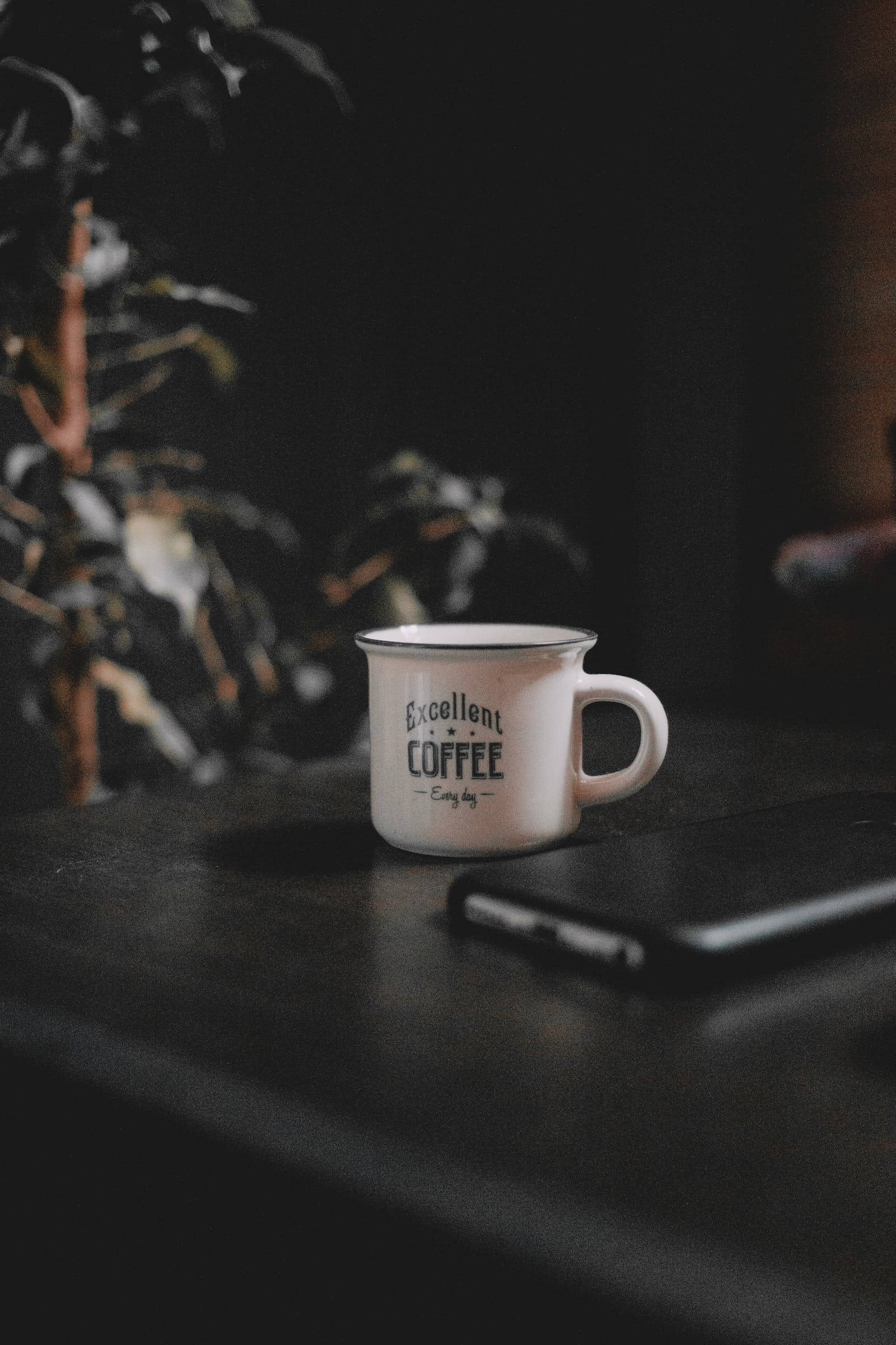 Dispozitiv iPhone întunecat și cafea Fundal
