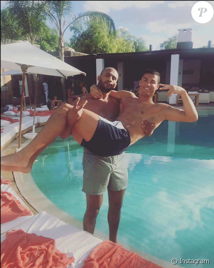 Distracție cu Cristiano Ronaldo la piscină Fundal