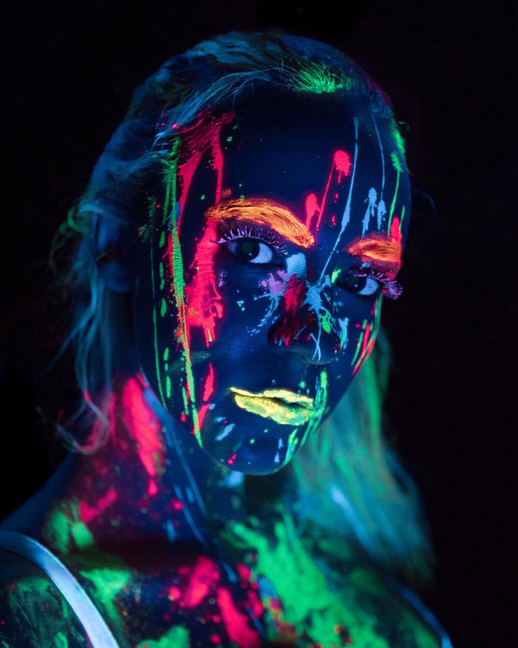 Doamnă neon cu estetică întunecată psihedelică Fundal