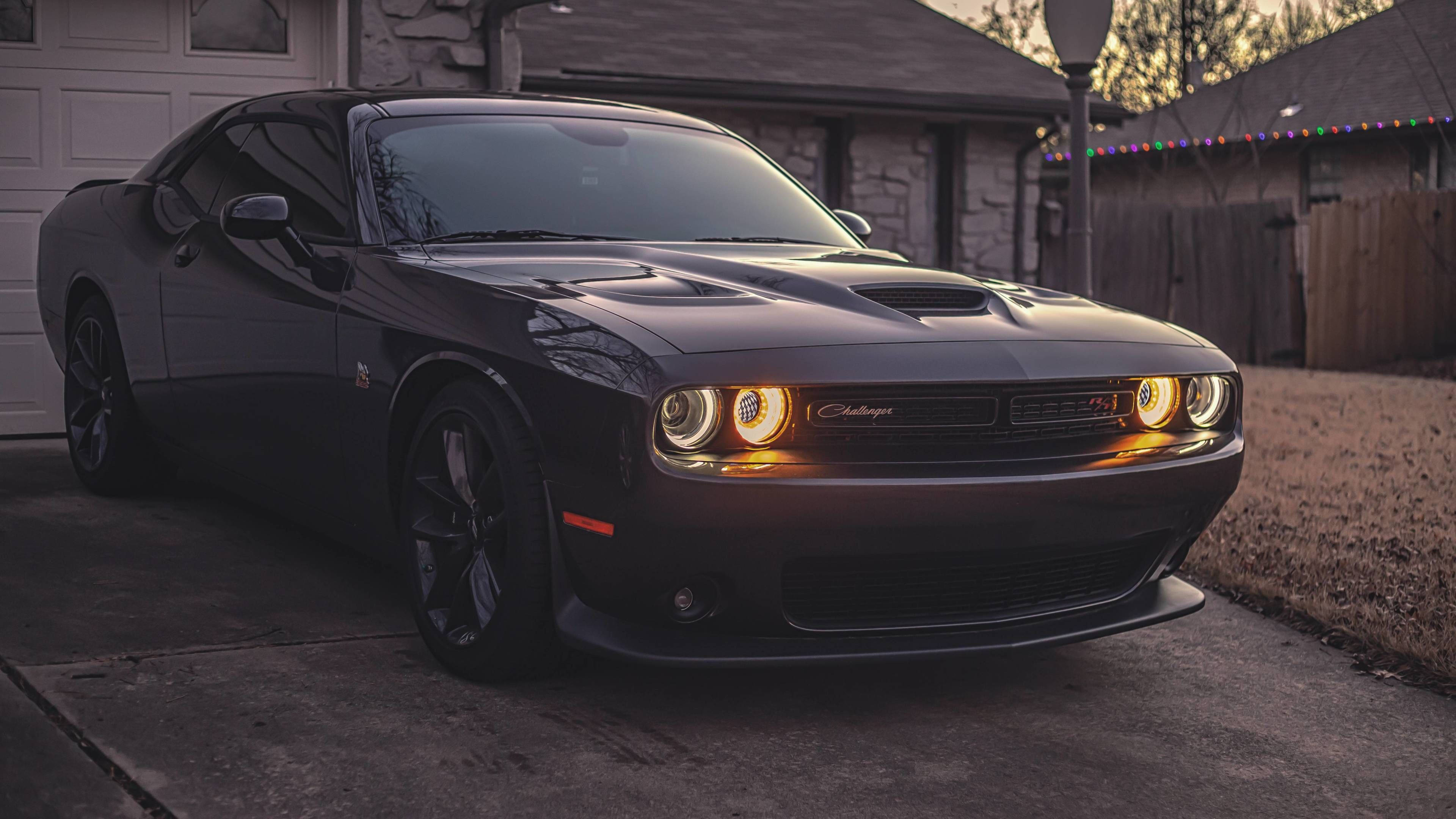 Dodge Challenger Demon negru 4K în fața unui garaj Fundal