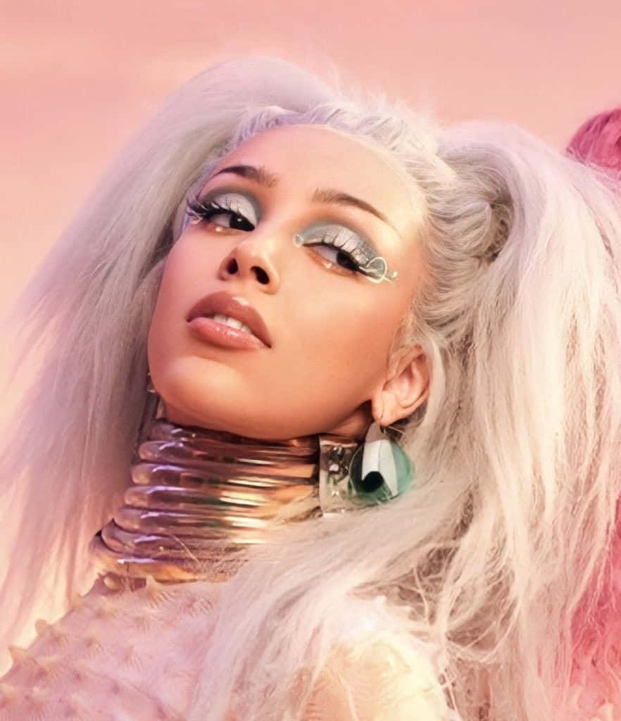"Doja Cat aduce stilul său unic pe scenă" Fundal