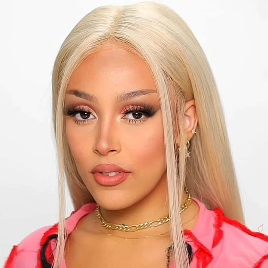 Doja Cat aduce stilul său caracteristic pe scenă în cadrul unui spectacol spectaculos. Fundal