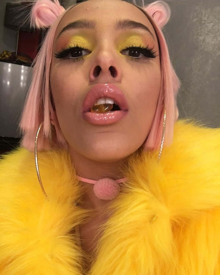 Doja Cat arată elegant într-o haină de blană albastră extravagantă. Fundal