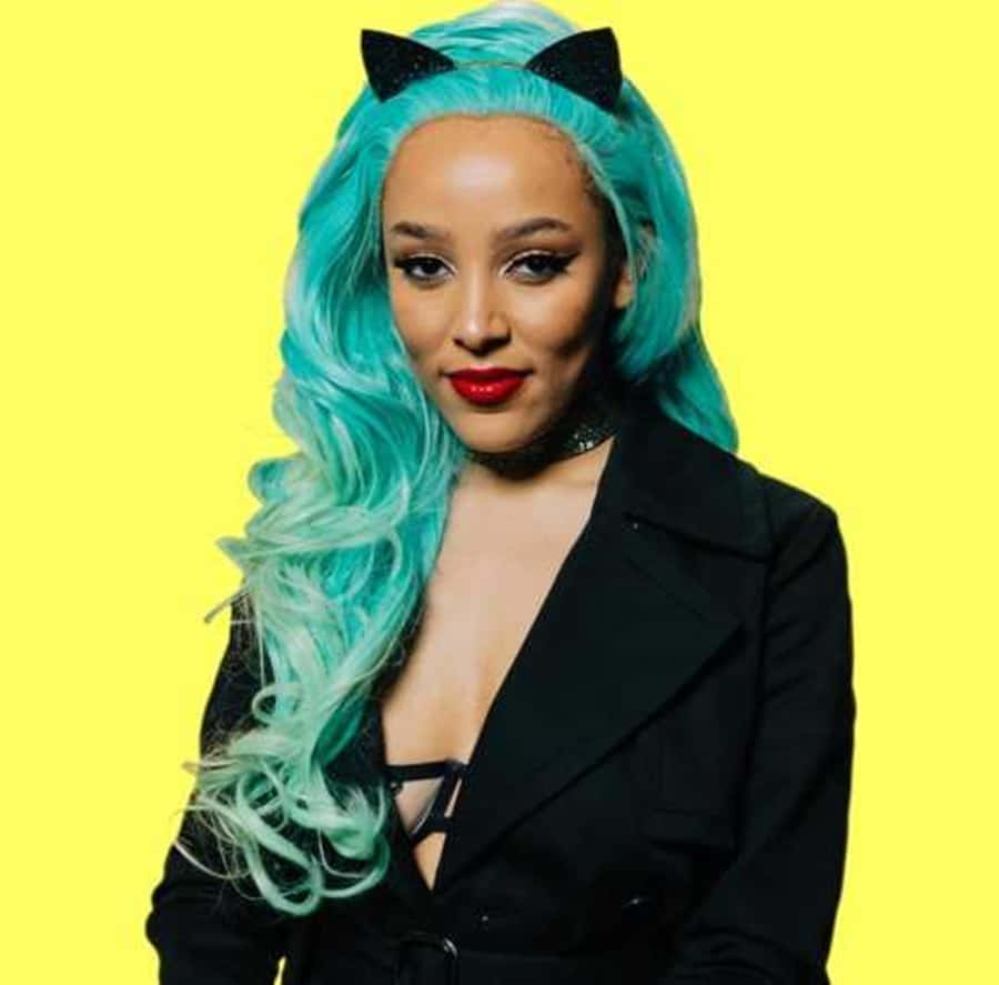 Doja Cat arătându-și latura colorată în această fotografie vibrantă. Fundal