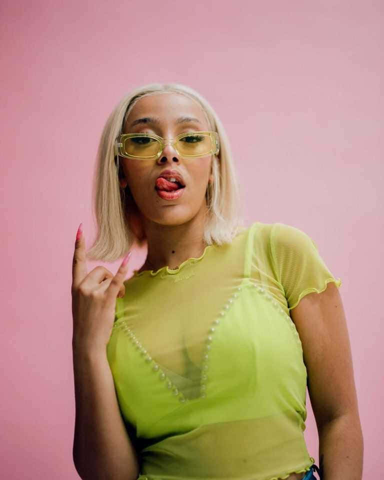 Doja Cat arătându-și atitudinea jucăușă Fundal