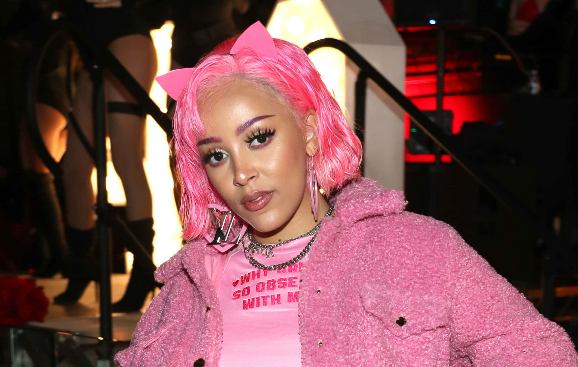 Doja Cat defilează pe covorul roșu Fundal