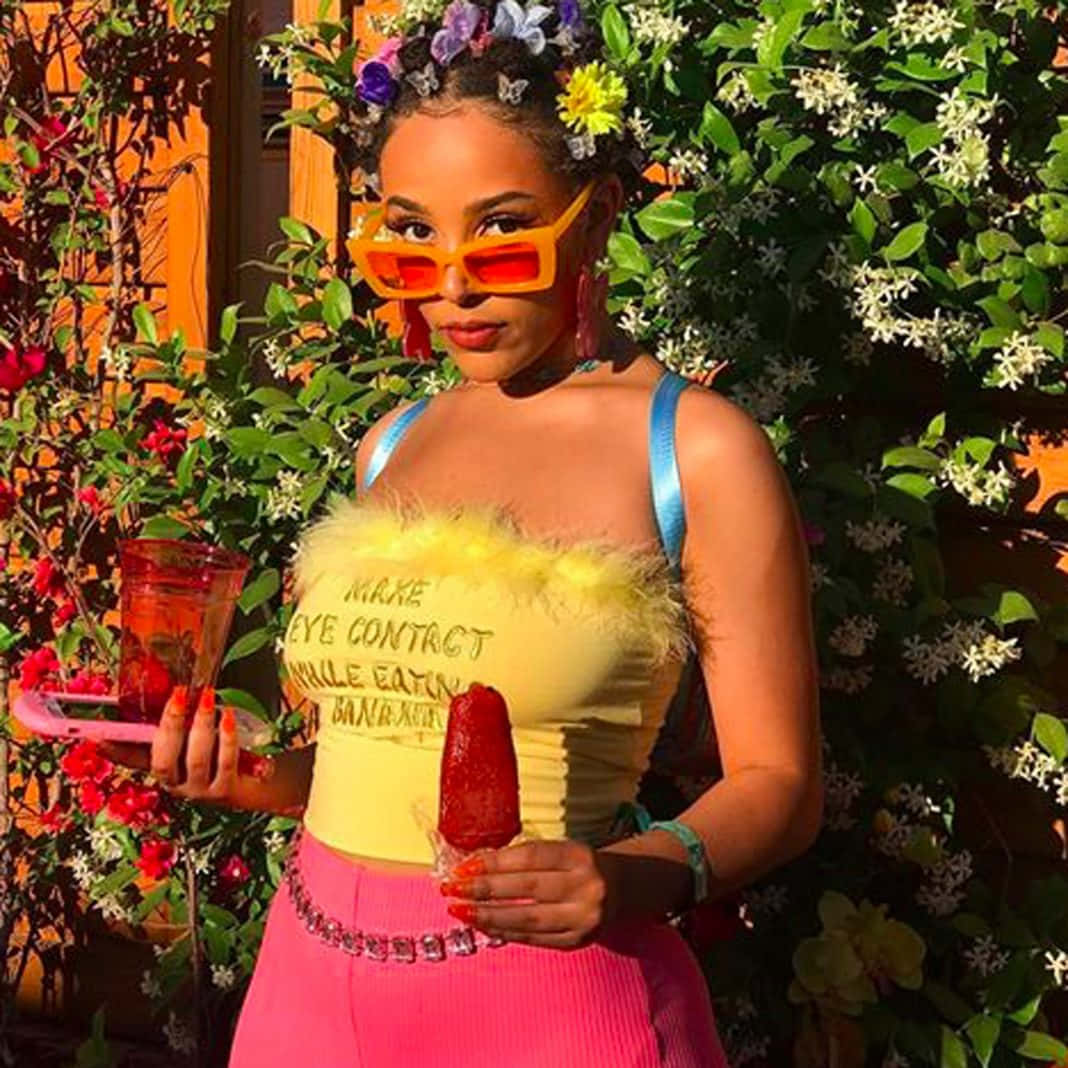 Doja Cat fură spectacolul cu stilul său unic și energia molipsitoare Fundal
