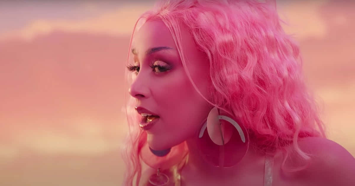 Doja Cat iluminează covorul roșu la MusiCares Person of the Year 2019 Fundal
