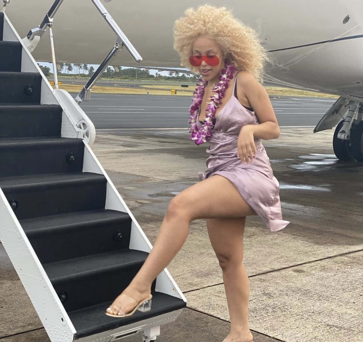 Doja Cat îmbrățișându-și stilul îndrăzneț. Fundal