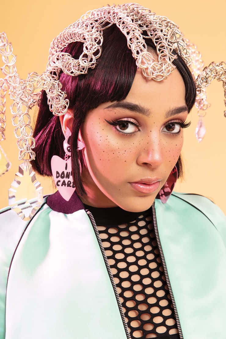 Doja Cat într-o rochie antică privind orașul Fundal