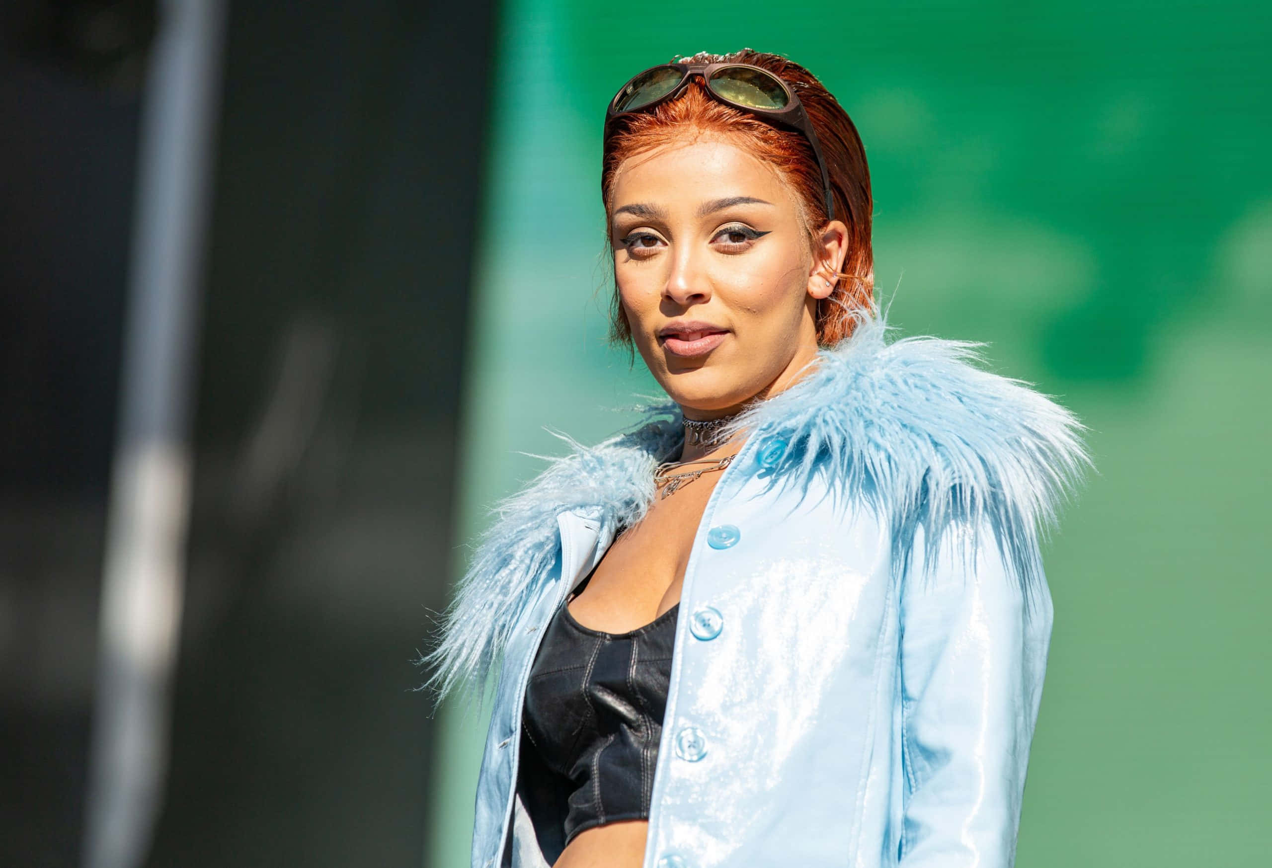 Doja Cat pozează într-o ținută din piele și latex Fundal