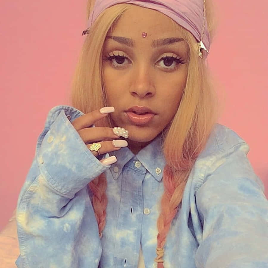Doja Cat purtând împletiturile sale caracteristice colorate Fundal