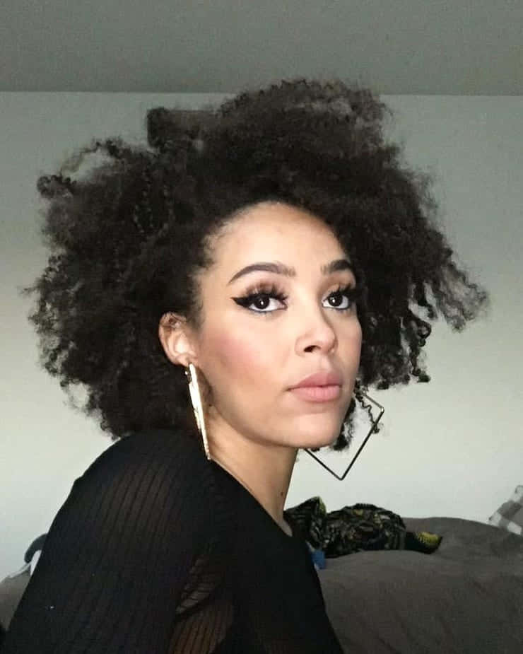 Doja Cat radiază pozitivitate și stil Fundal