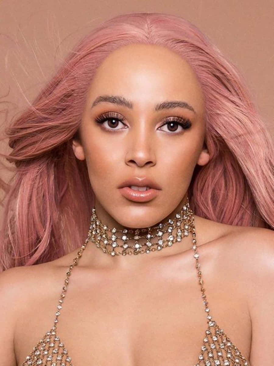 Doja Cat zâmbește radiant, emanând pozitivitate și frumusețe Fundal