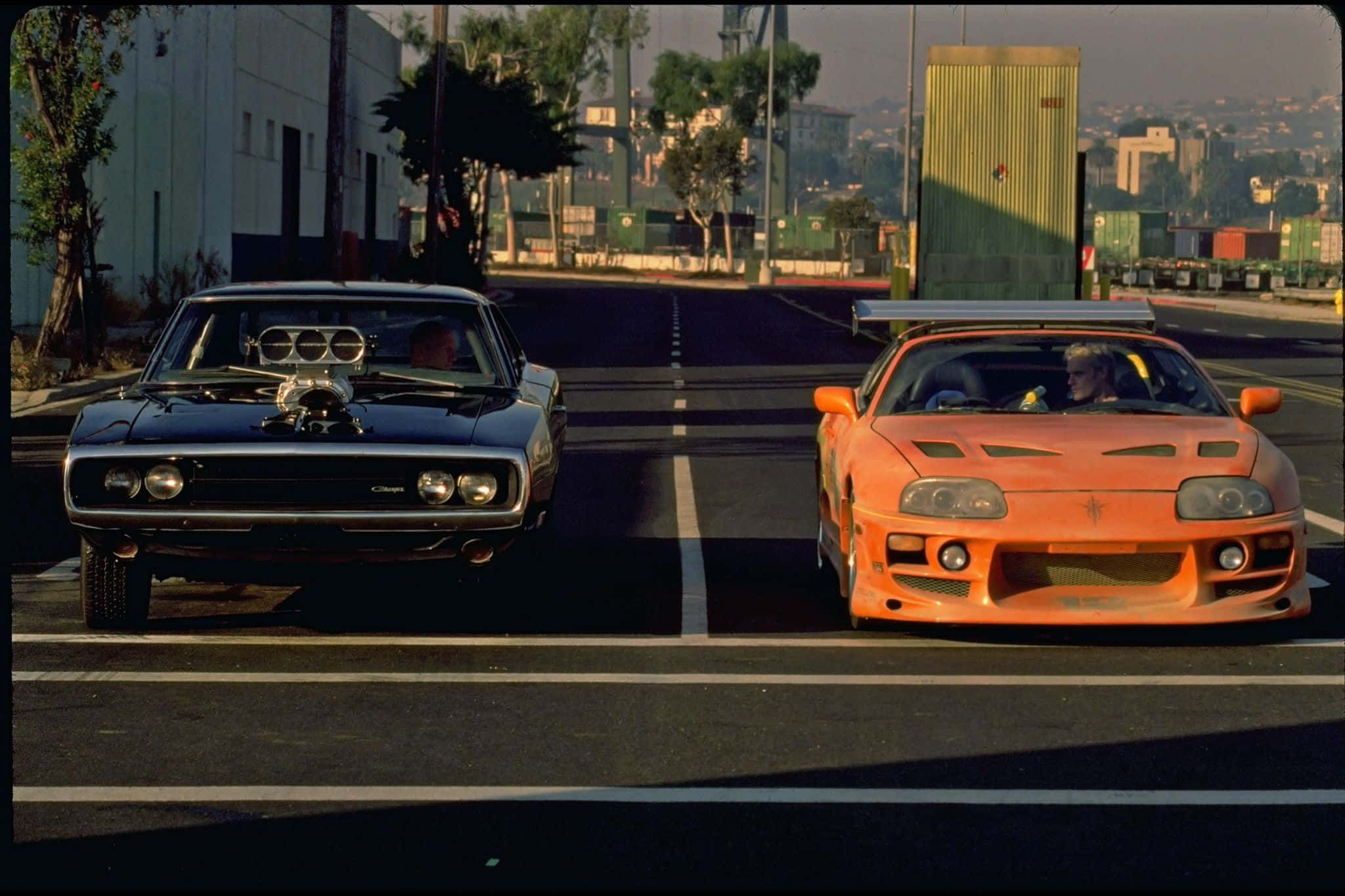 Două mașini la cursă în Fast And Furious 1 Fundal