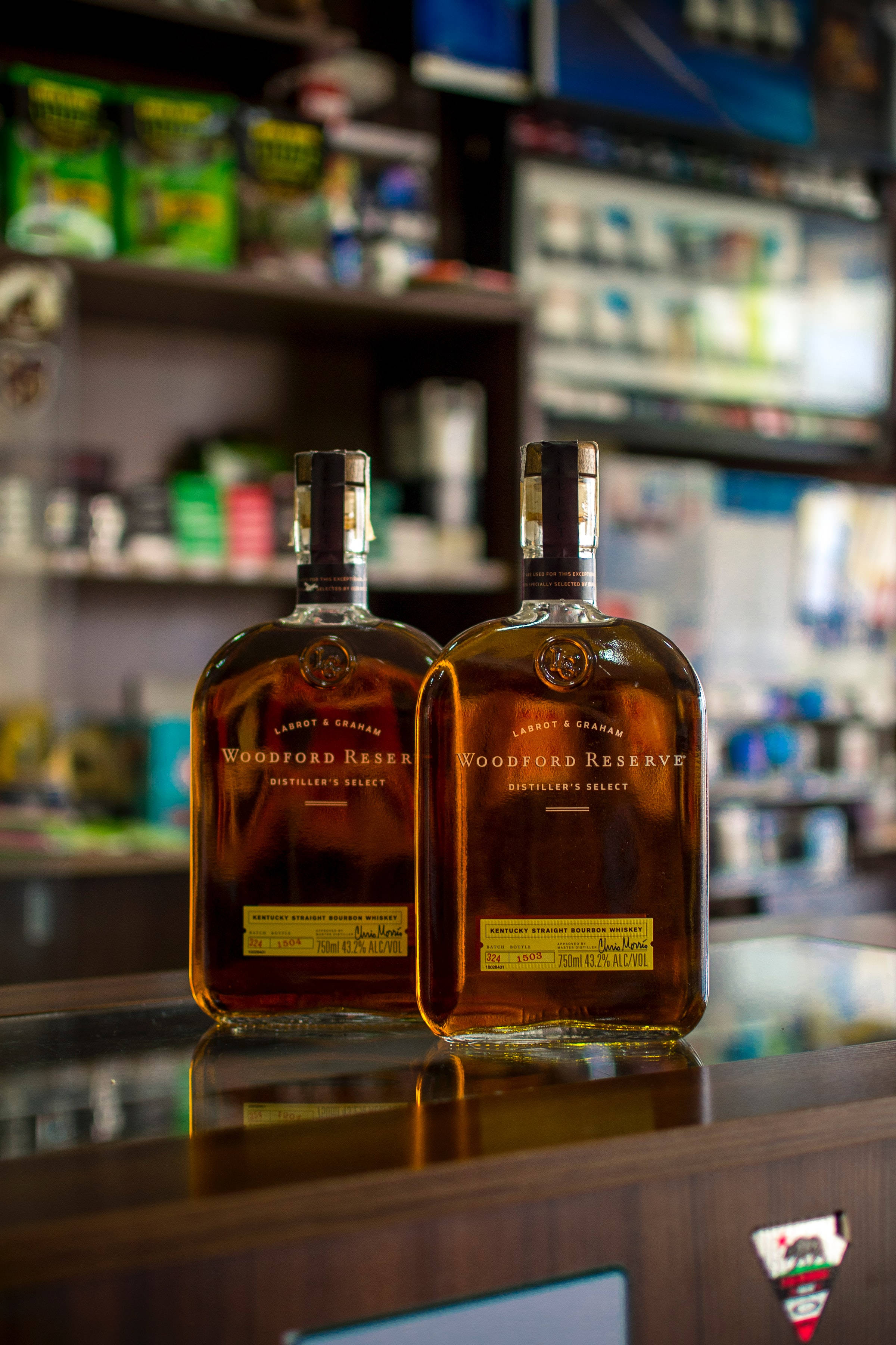 Două Sticle de Whiskey pe Bar Fundal