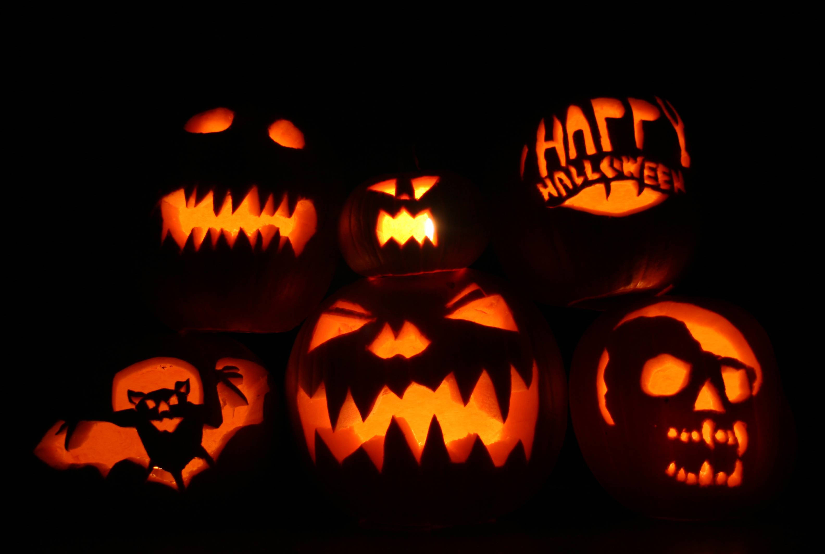 Dovleci iluminați de Halloween cu estetică drăguță Fundal