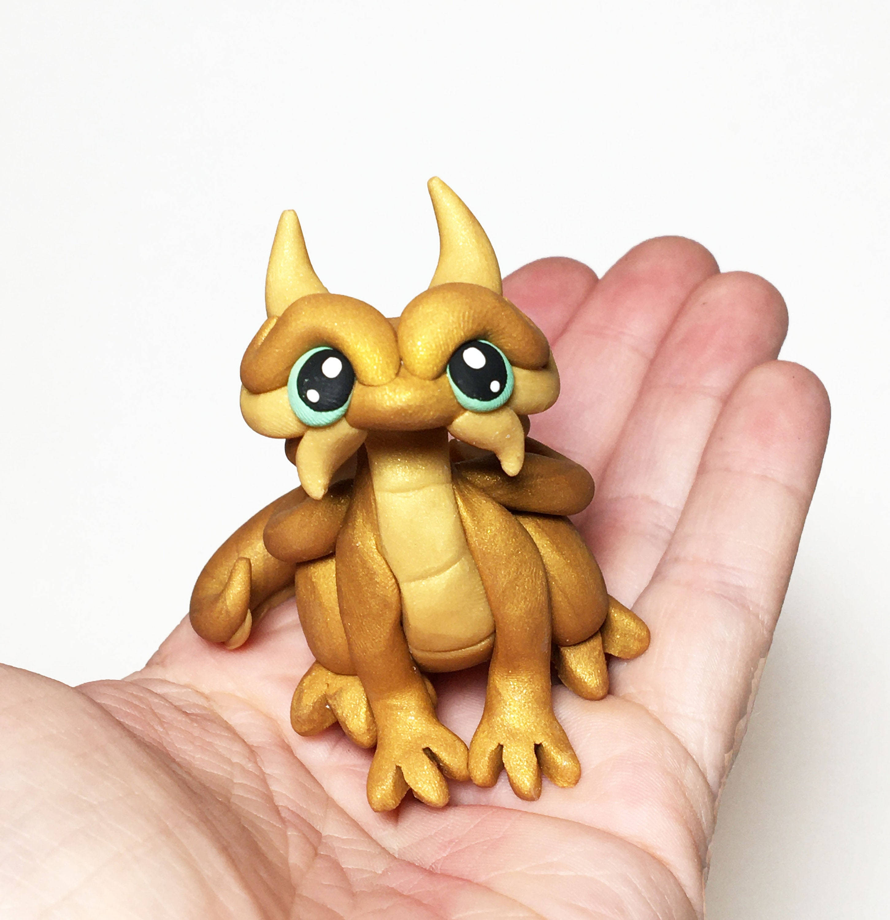 Dragut Dragon de Aur Fundal