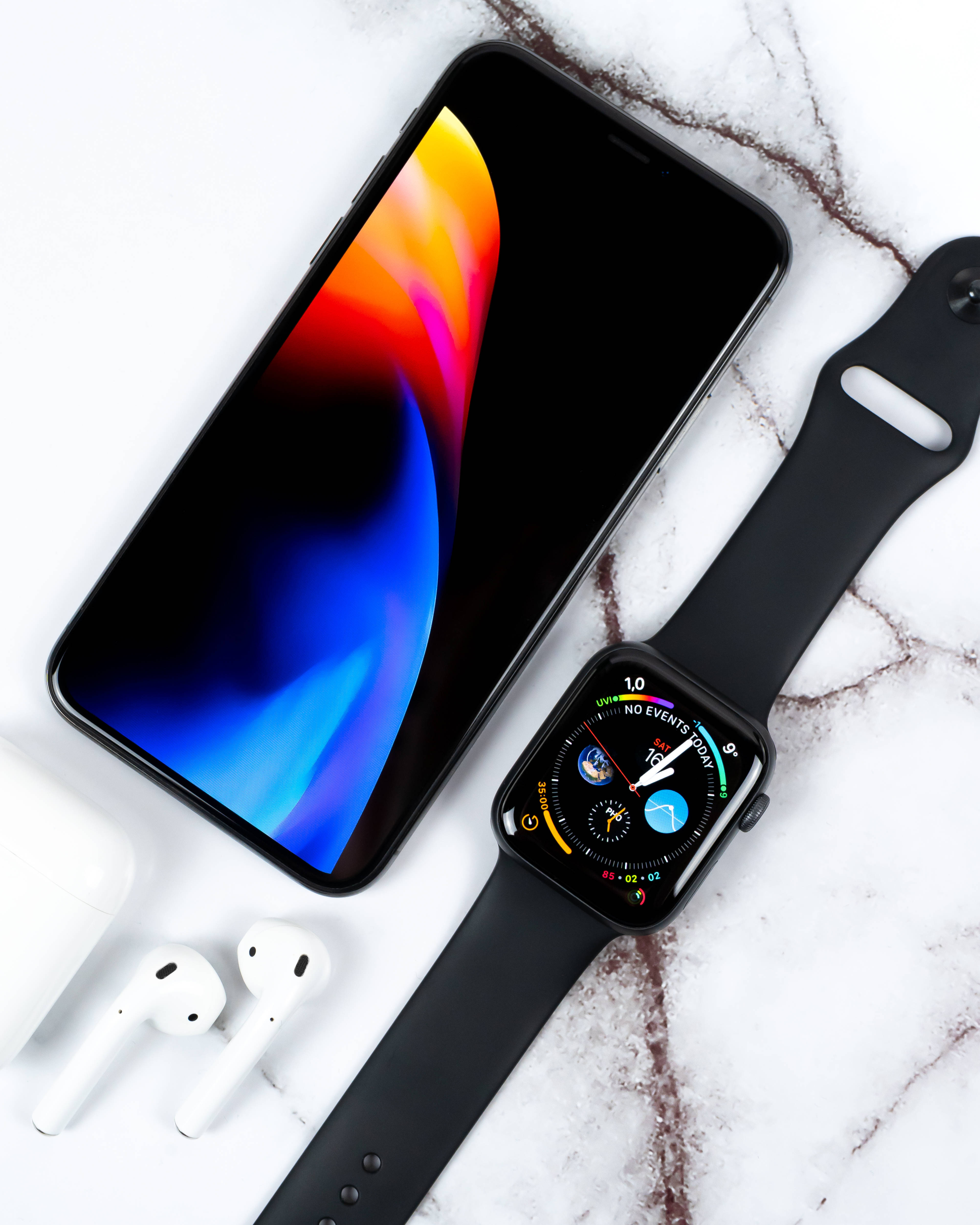 Elegant iPhone Xs pe o masă de lemn Fundal