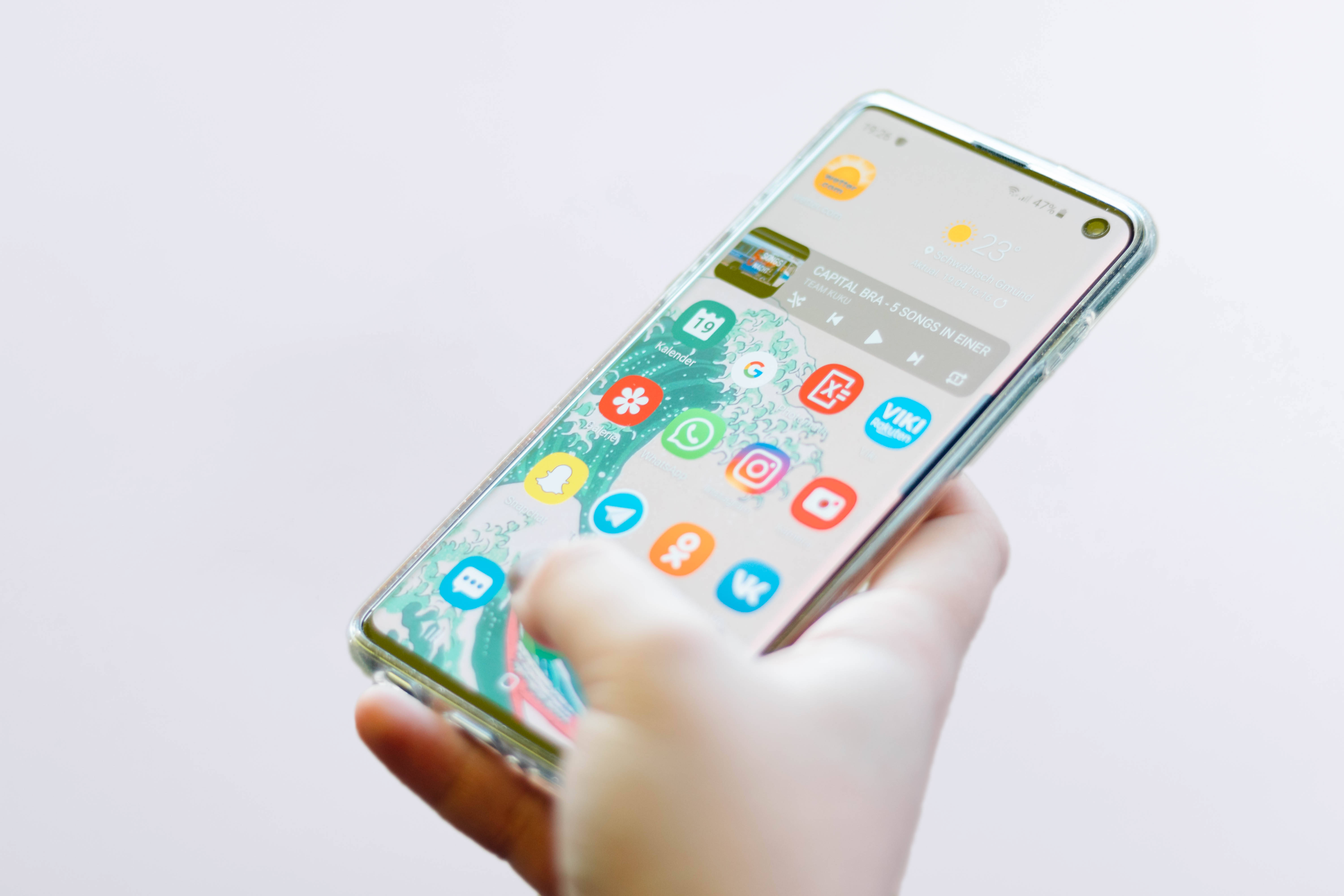 Elegant Samsung Galaxy S10 într-un Mediu Luminos Fundal