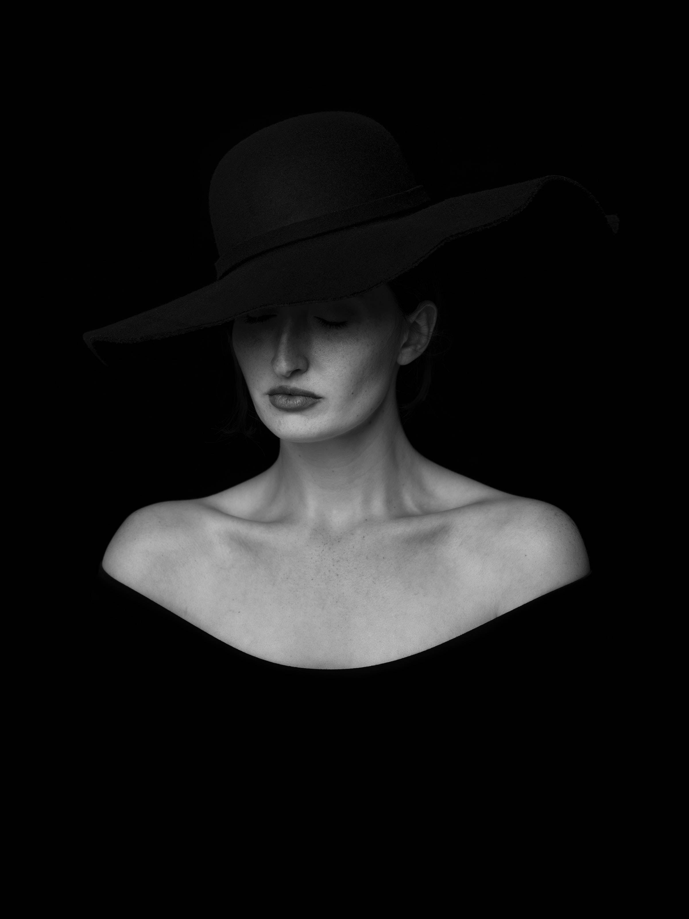 Eleganță feminină în portret alb-negru Fundal