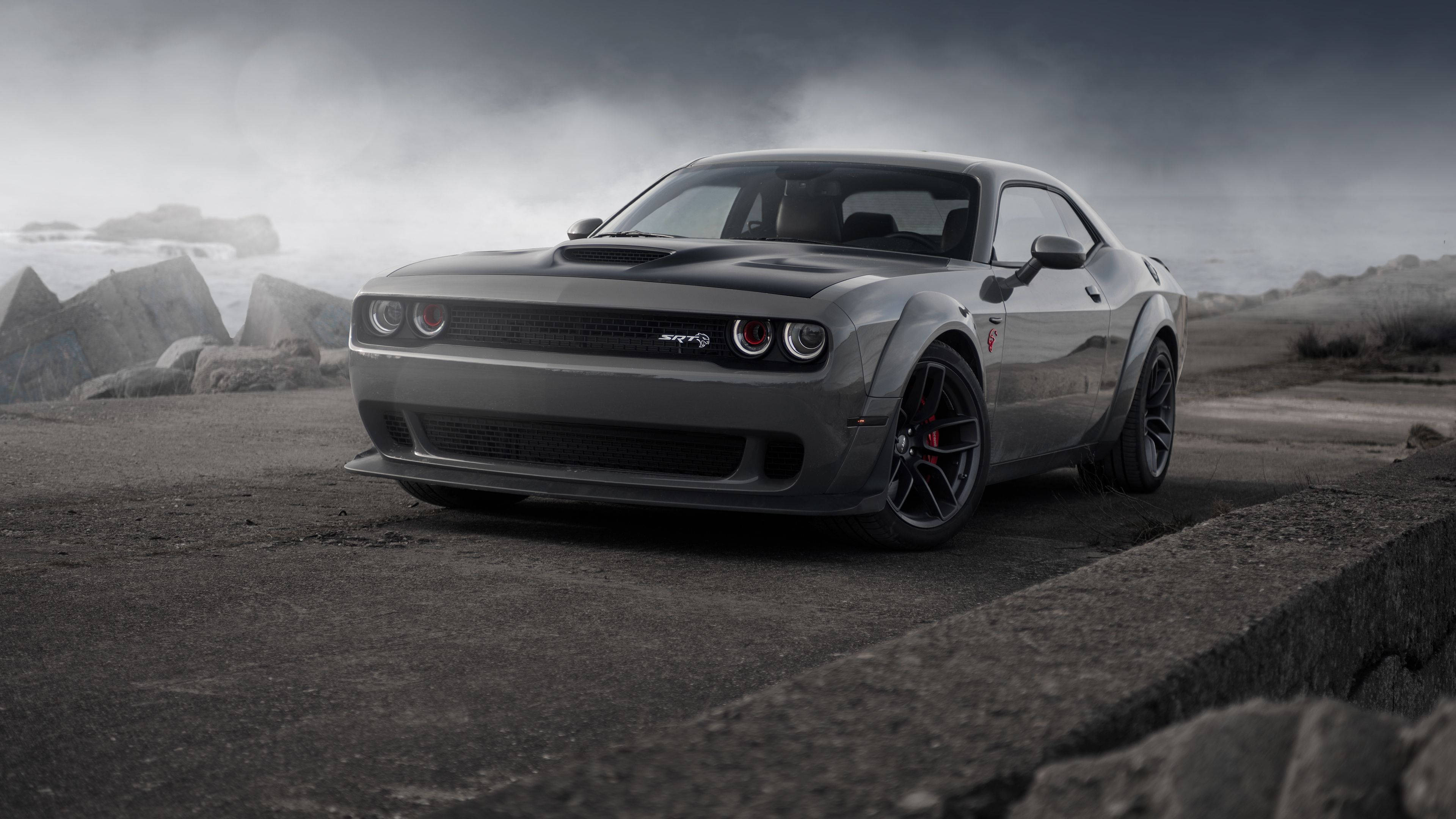 Eleganță Puternică: Dodge Challenger Demon Gri pe Drum de Beton 4K Fundal