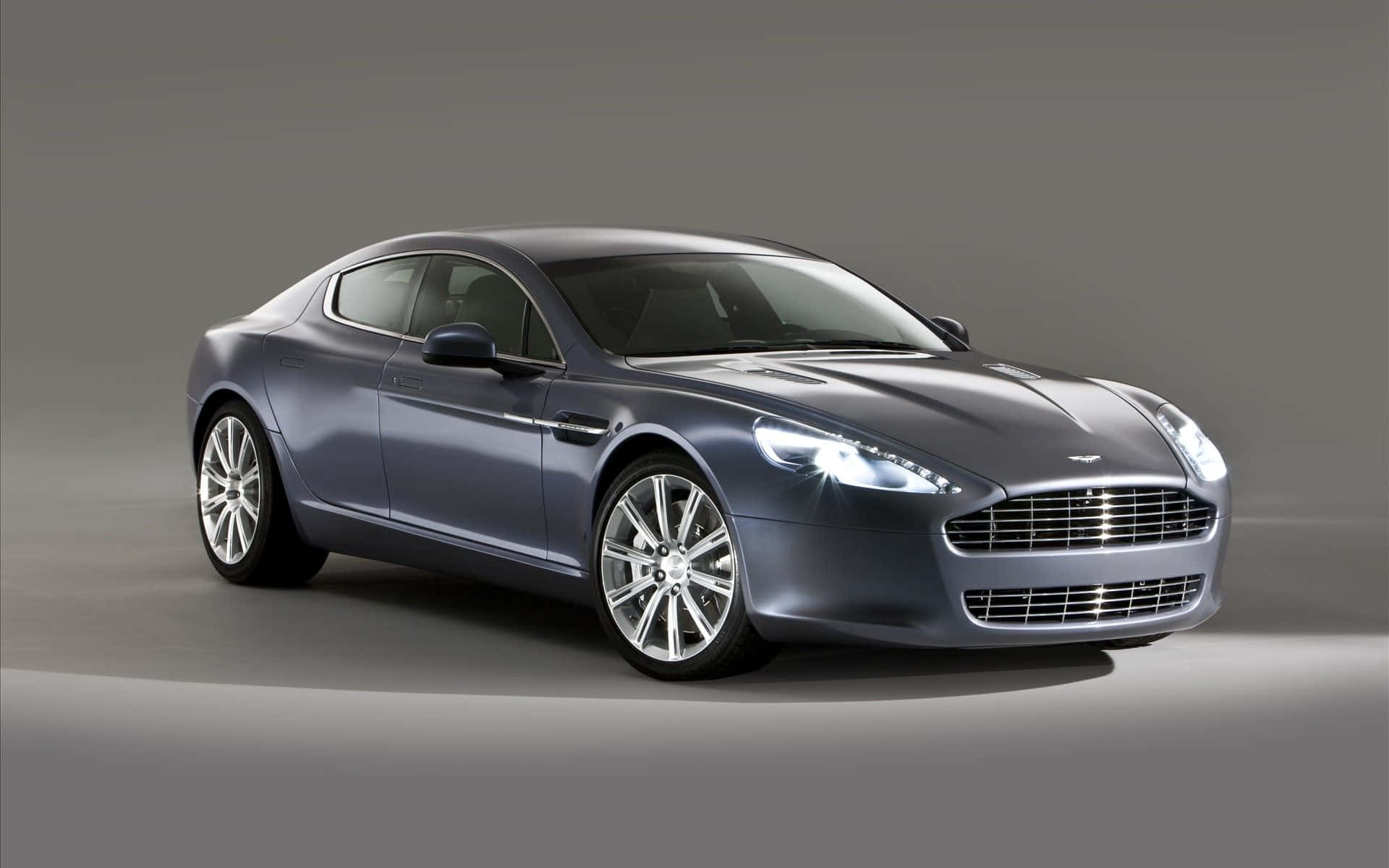Elegantul Aston Martin Rapide S în mișcare Fundal