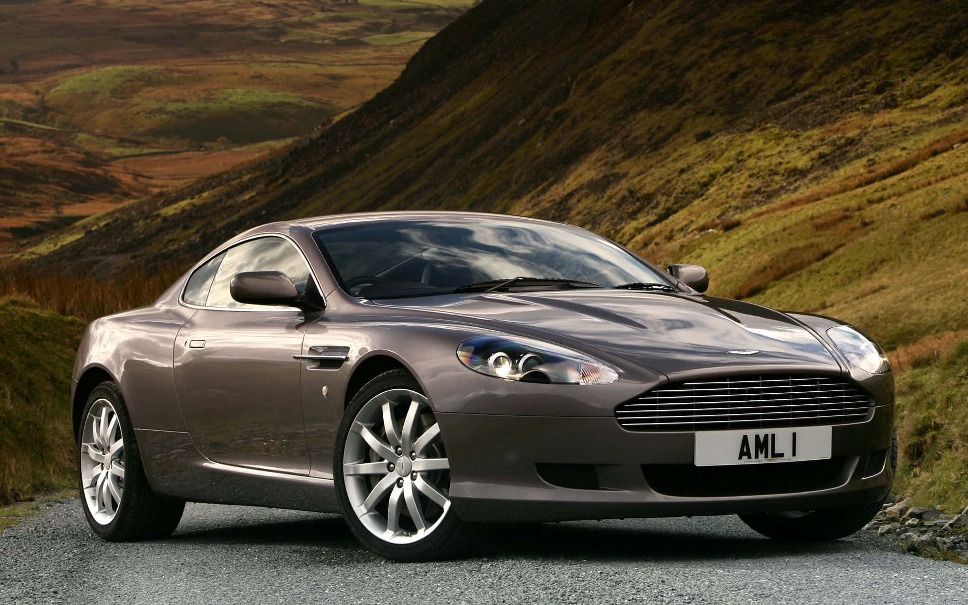 Elegantul Aston Martin DB9 pe Drum Deschis Fundal