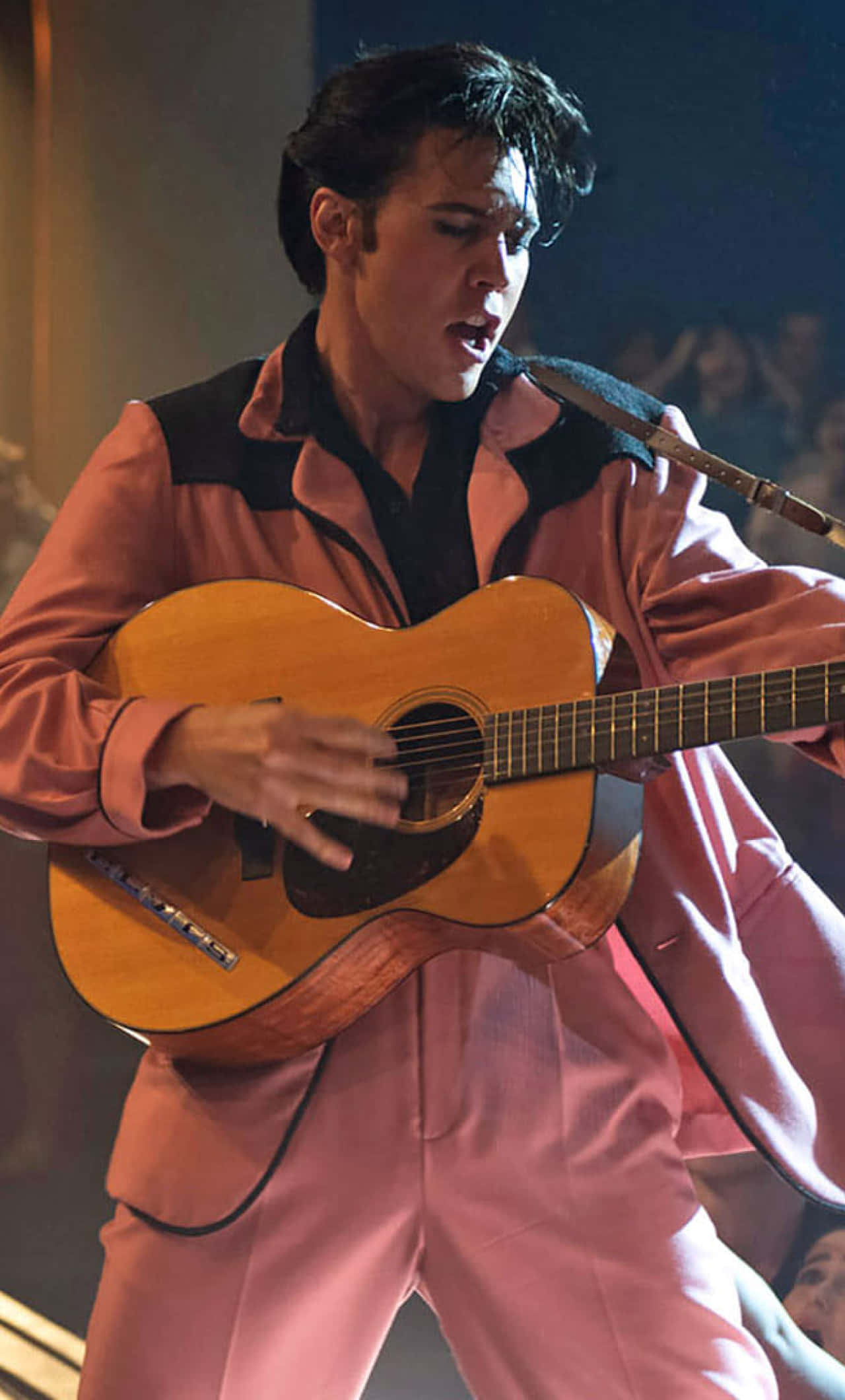 elvis presley în costum roz cântând la chitară Fundal