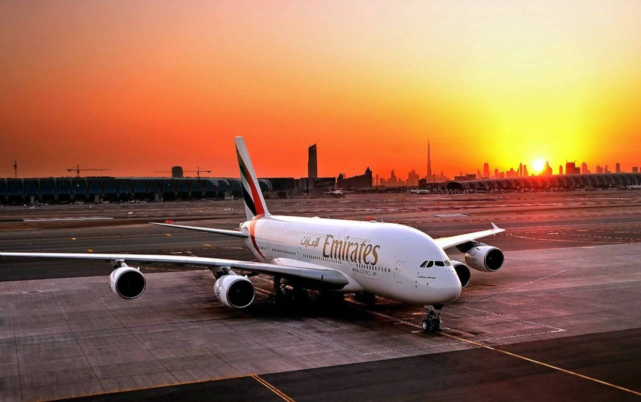 Emirates A380 și apus scenic Fundal
