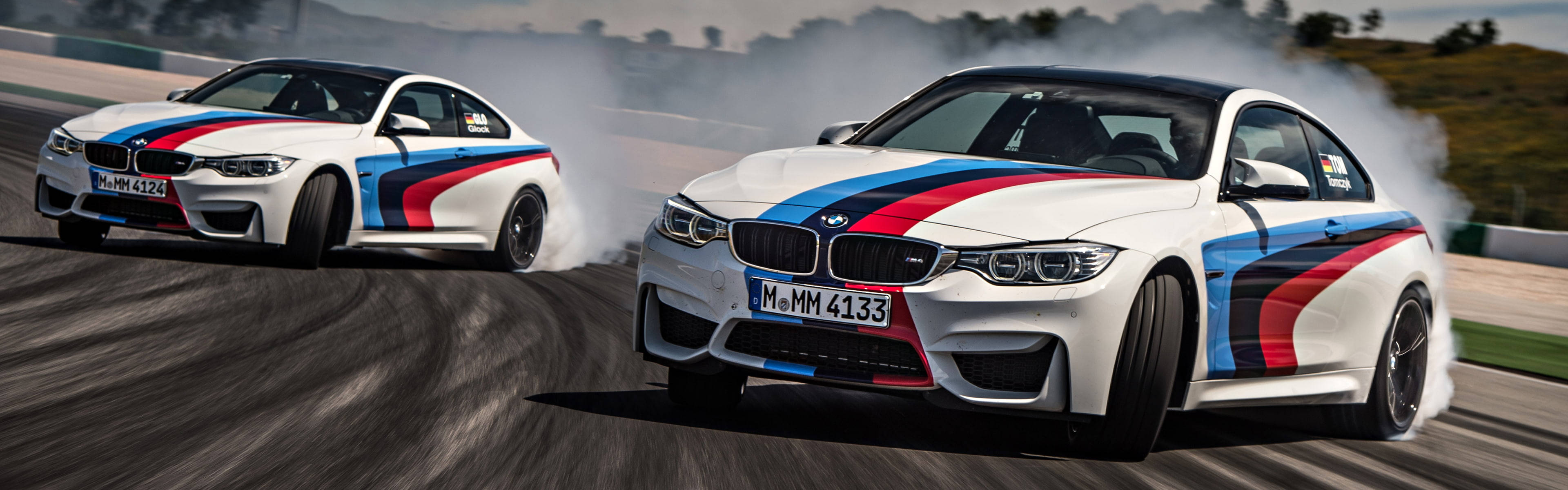 Emoționanta cursă a unei mașini de drift BMW M4 pe pistă Fundal