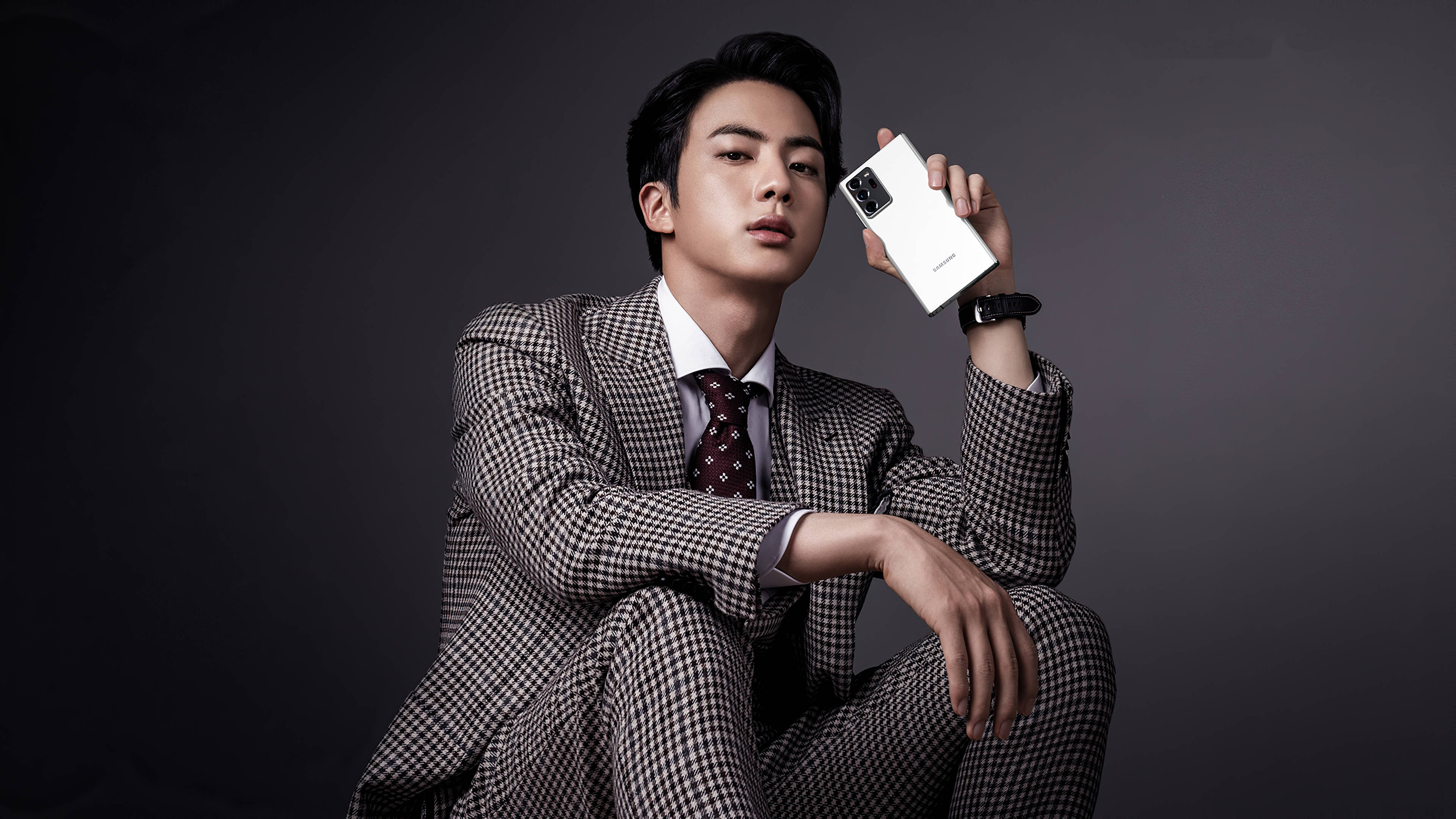 Estetic BTS Jin Modelând un Telefon Fundal