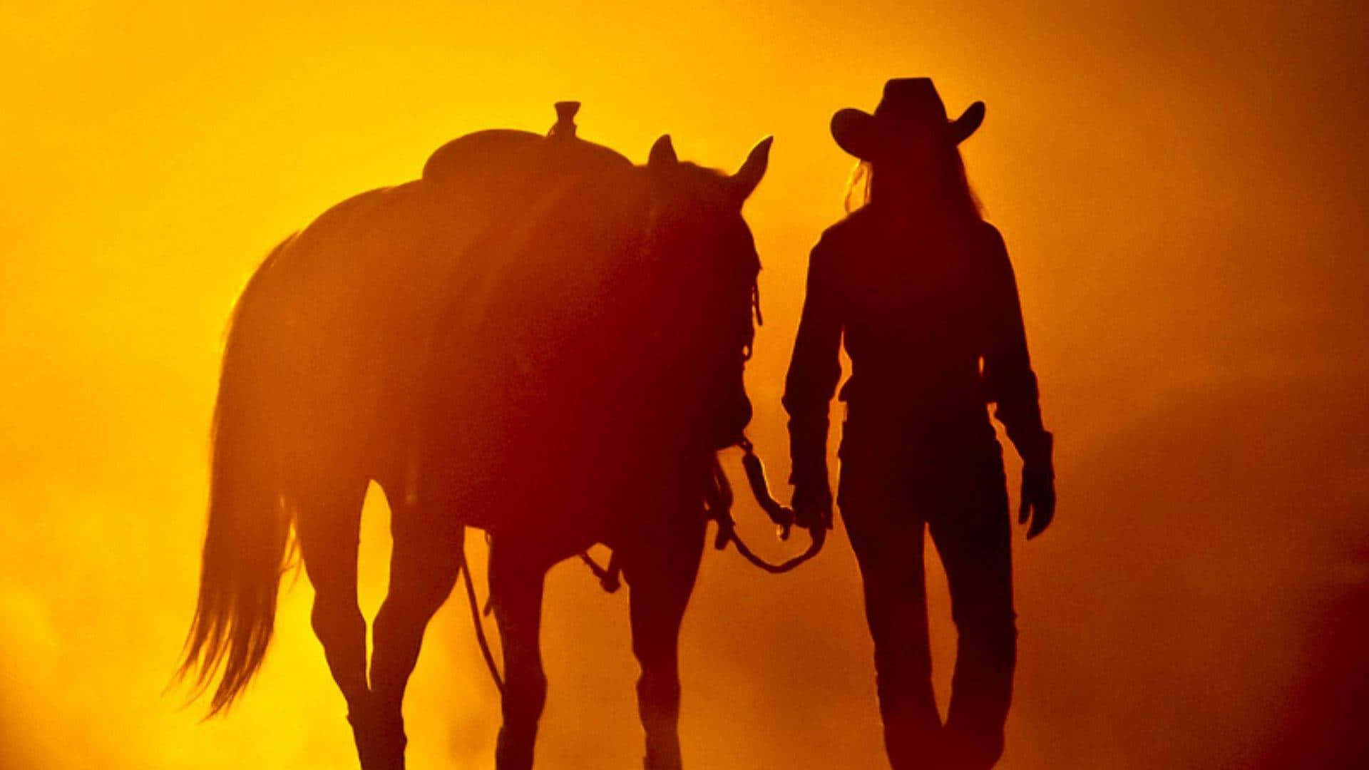 Estetică de cowgirl: femeie cu un cal Fundal