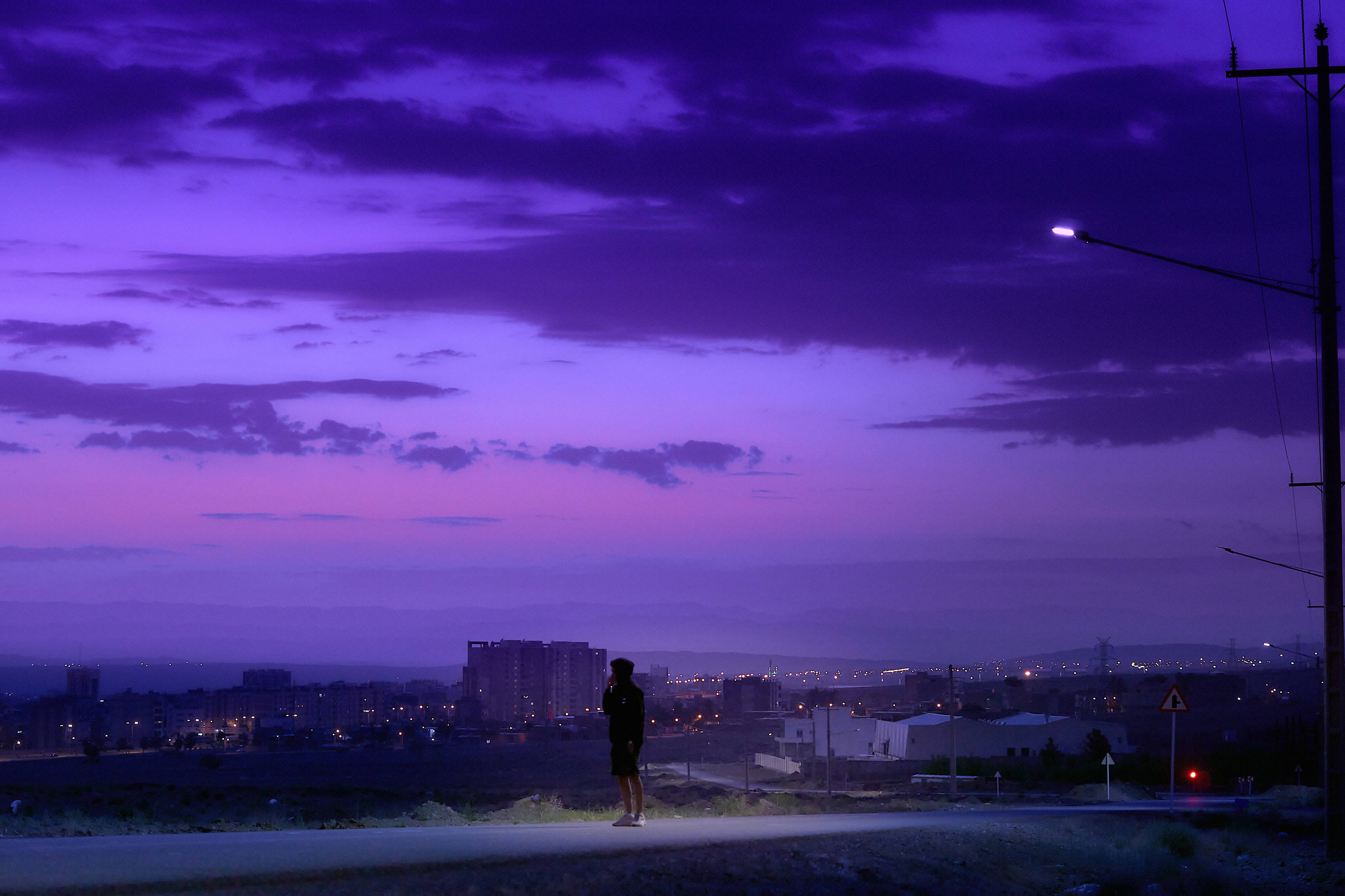 Estetică neon violet a cerului nocturn Fundal